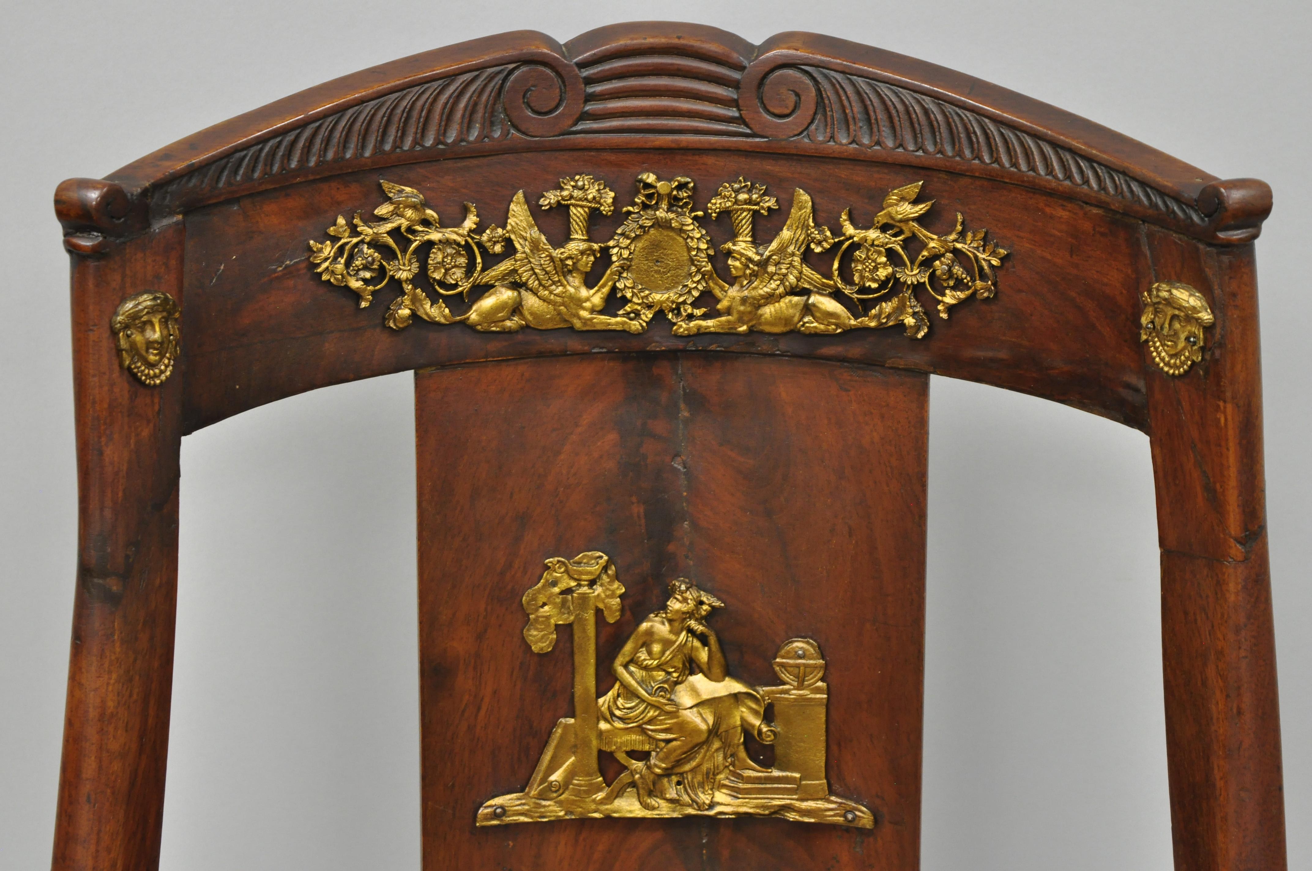 Französischer Empire-Regency-Beistellstuhl aus Mahagoni mit Bronze-Goldbronze aus dem frühen 19. Jahrhundert (Neoklassisch)