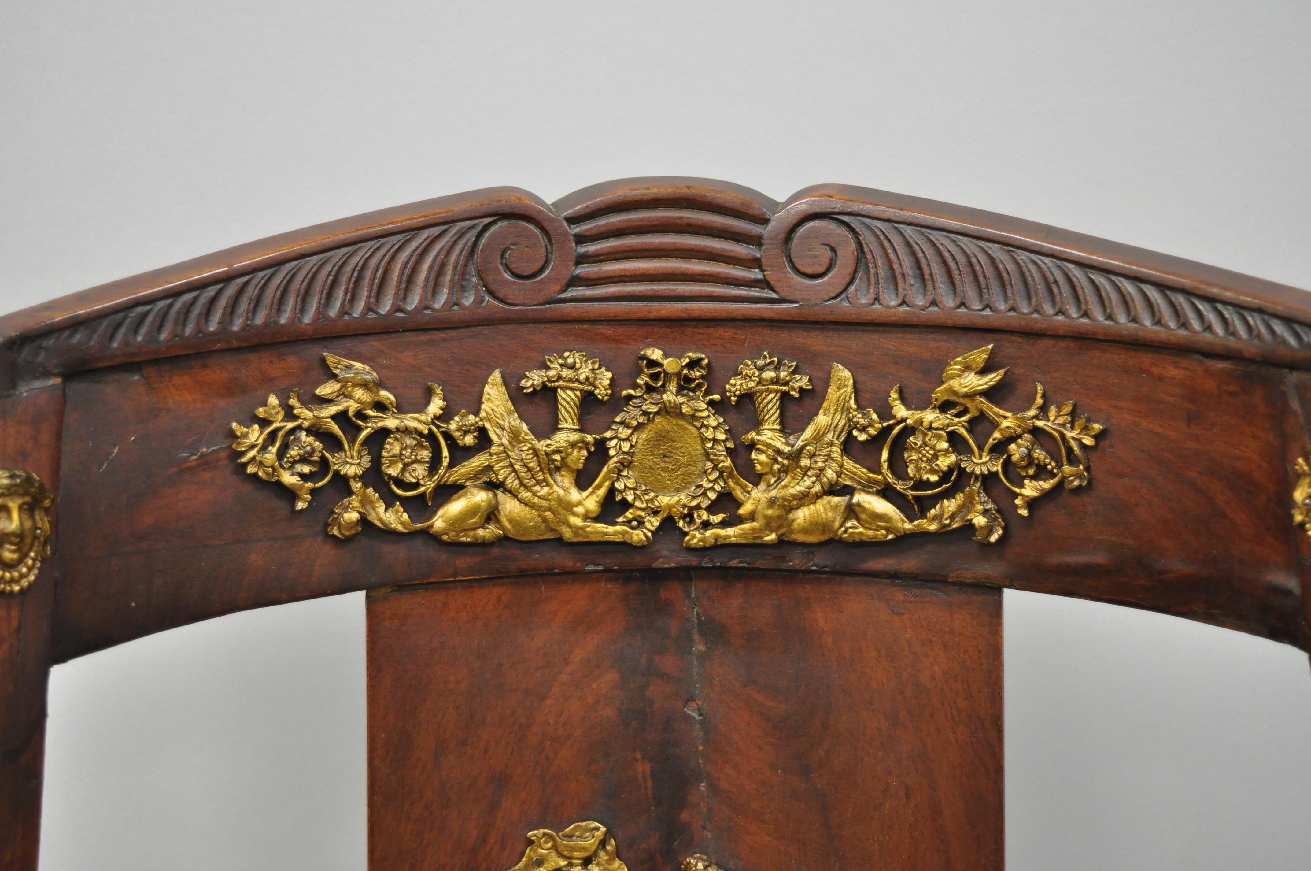 Französischer Empire-Regency-Beistellstuhl aus Mahagoni mit Bronze-Goldbronze aus dem frühen 19. Jahrhundert im Zustand „Starke Gebrauchsspuren“ im Angebot in Philadelphia, PA