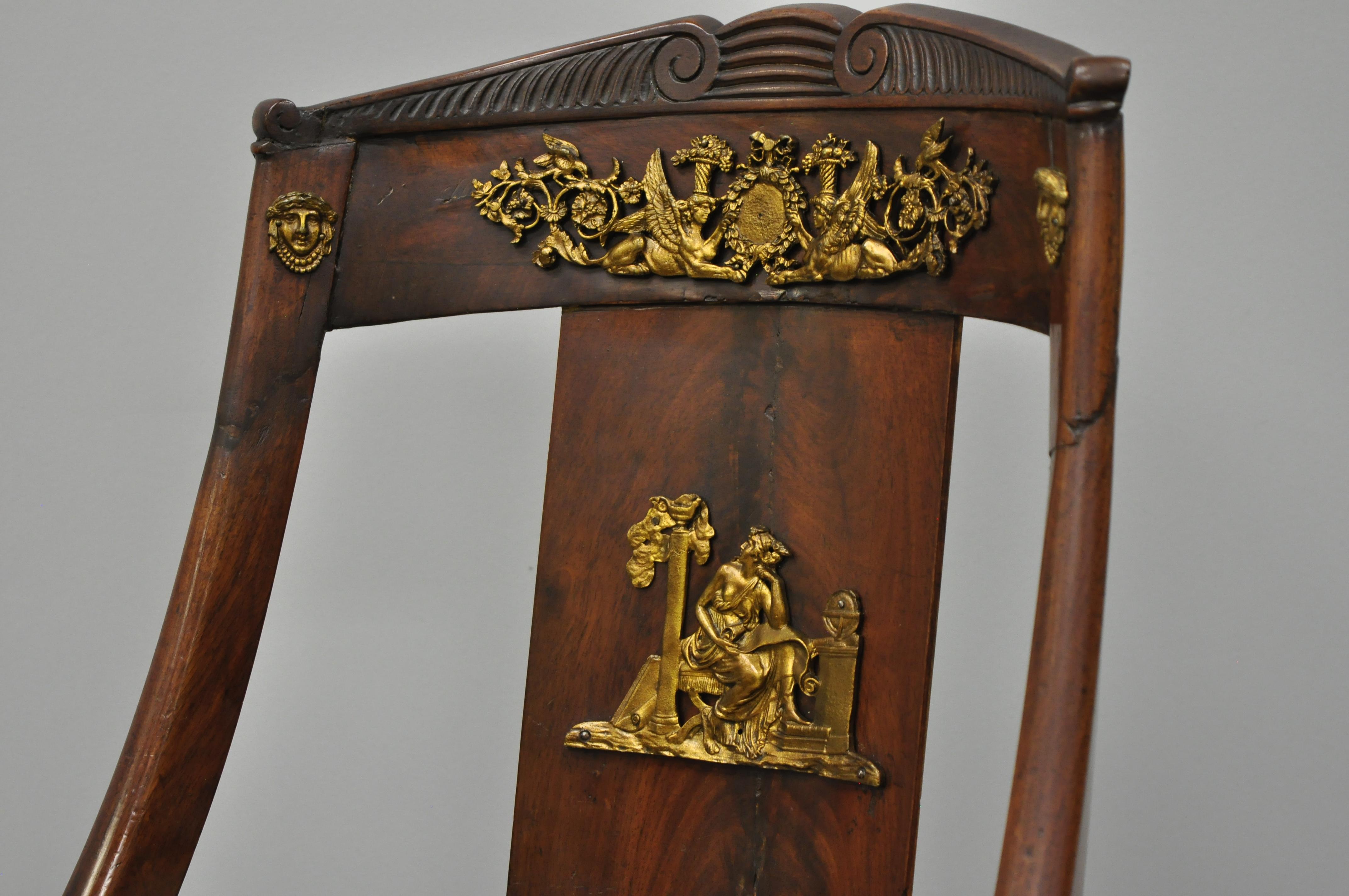 Französischer Empire-Regency-Beistellstuhl aus Mahagoni mit Bronze-Goldbronze aus dem frühen 19. Jahrhundert im Angebot 3