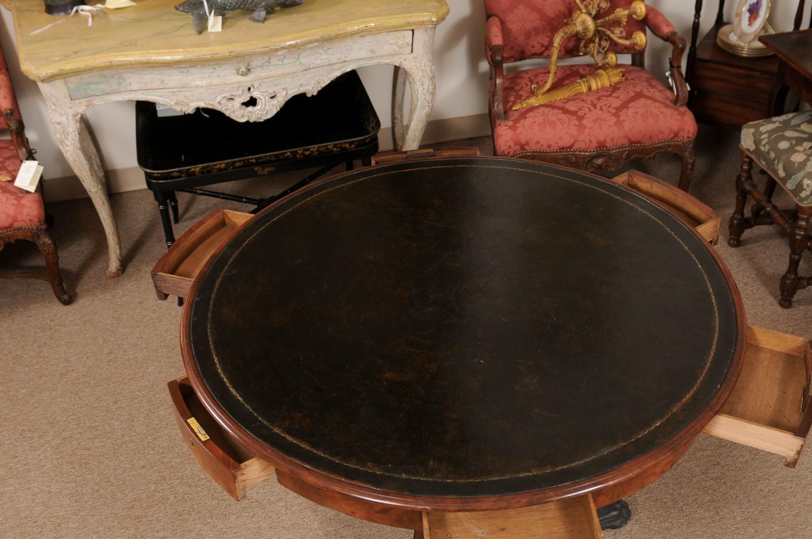 Table centrale tournante Empire du début du 19e siècle avec plateau en cuir noir et pieds en patte d'oie ébonisée