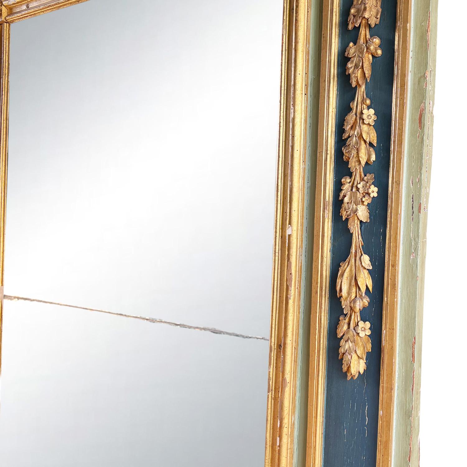 Magnífico espejo trumeau imperio francés de principios del siglo XIX, elegantemente patinado en un profundo verde bosque y delicadamente acentuado con detalles en gris suave y dorado. Esta excepcional pieza presenta paneles dobles de espejo antiguo