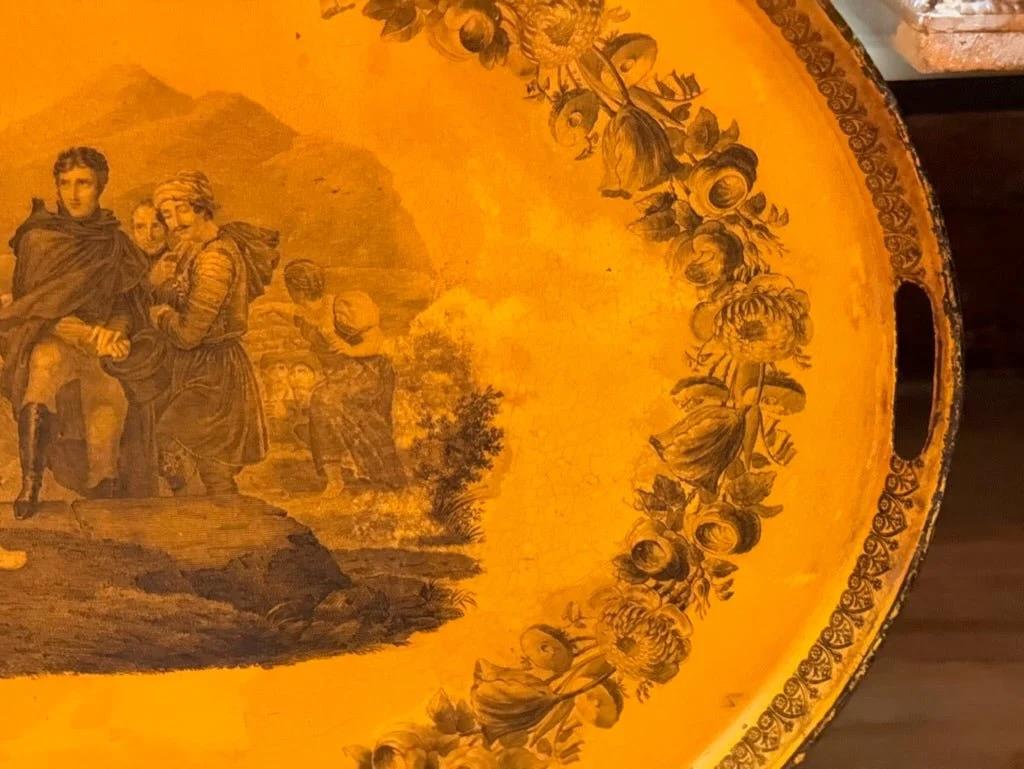 Plateau en tôle jaune Empire du début du 19e siècle Bon état - En vente à Charlottesville, VA