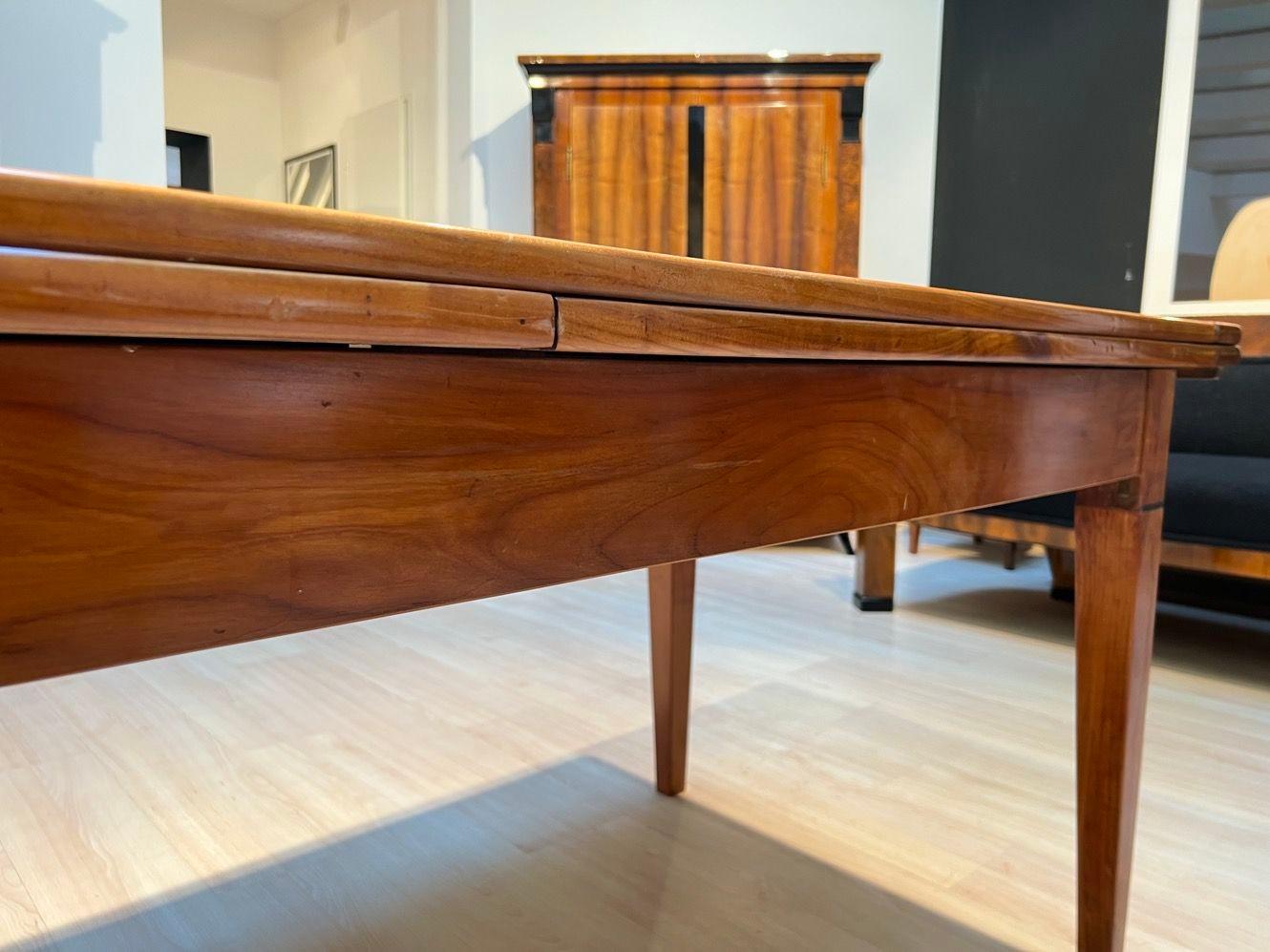 Early 19th Century French Expandable Dining Table, Cherry Wood and Chestnut For Sale 4