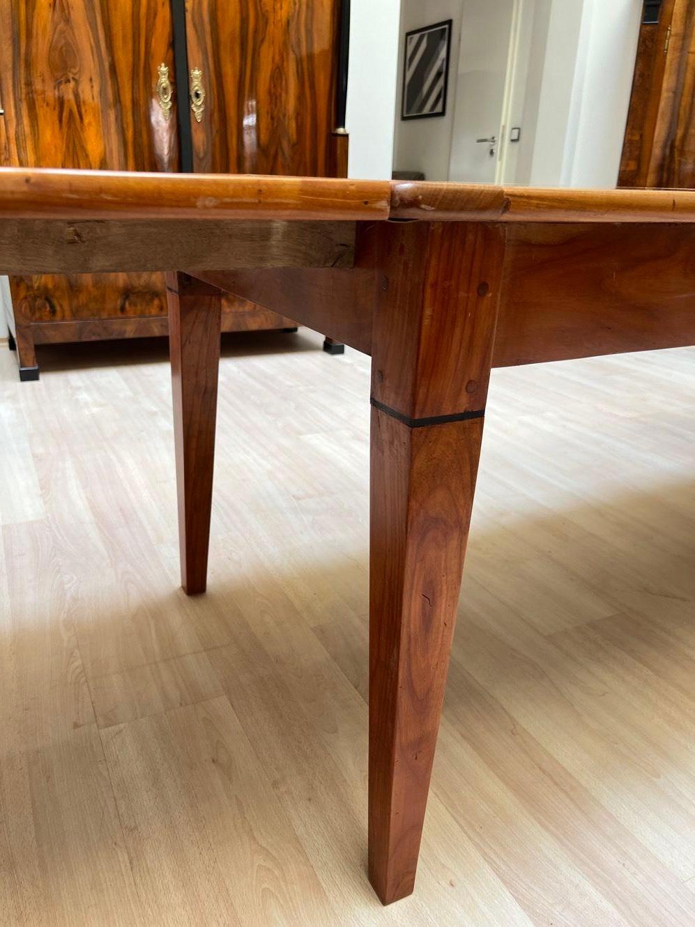 Early 19th Century French Expandable Dining Table, Cherry Wood and Chestnut For Sale 5