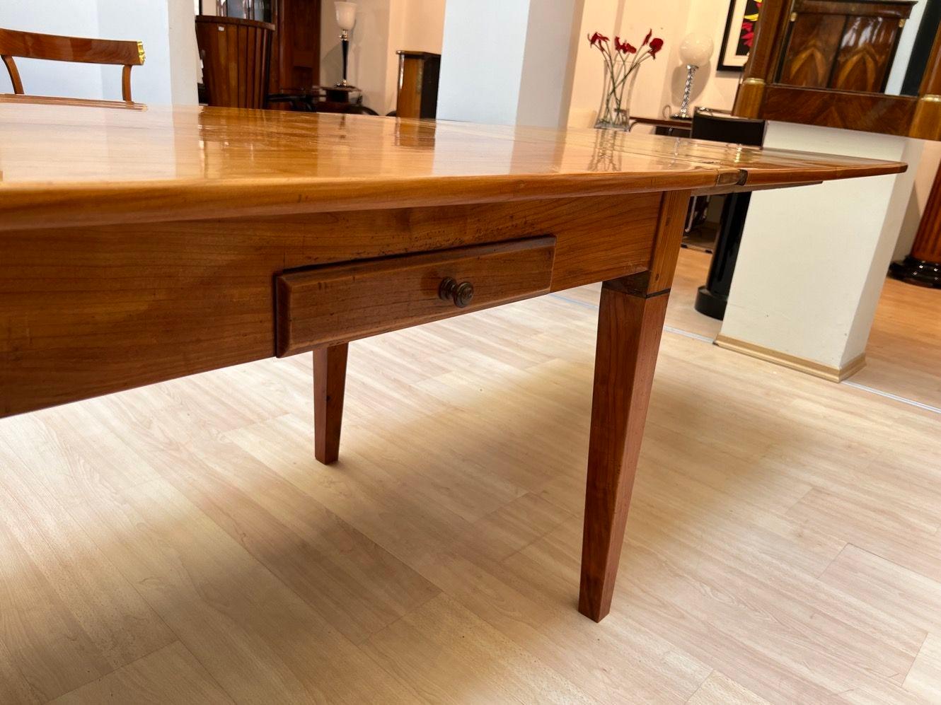 Early 19th Century French Expandable Dining Table, Cherry Wood and Chestnut For Sale 6