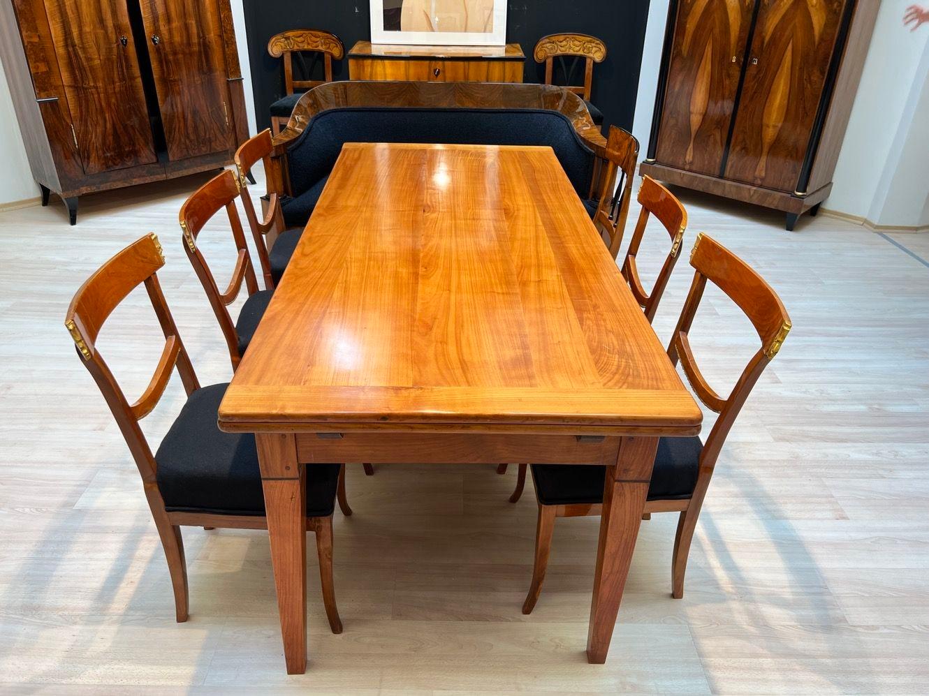 Early 19th Century French Expandable Dining Table, Cherry Wood and Chestnut For Sale 11