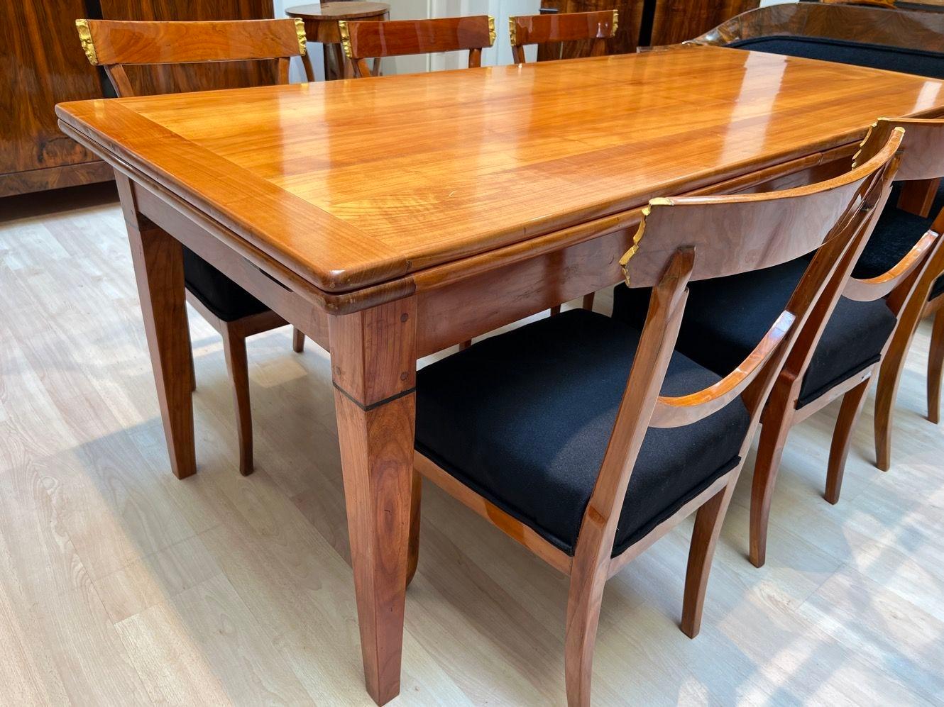 Early 19th Century French Expandable Dining Table, Cherry Wood and Chestnut For Sale 13