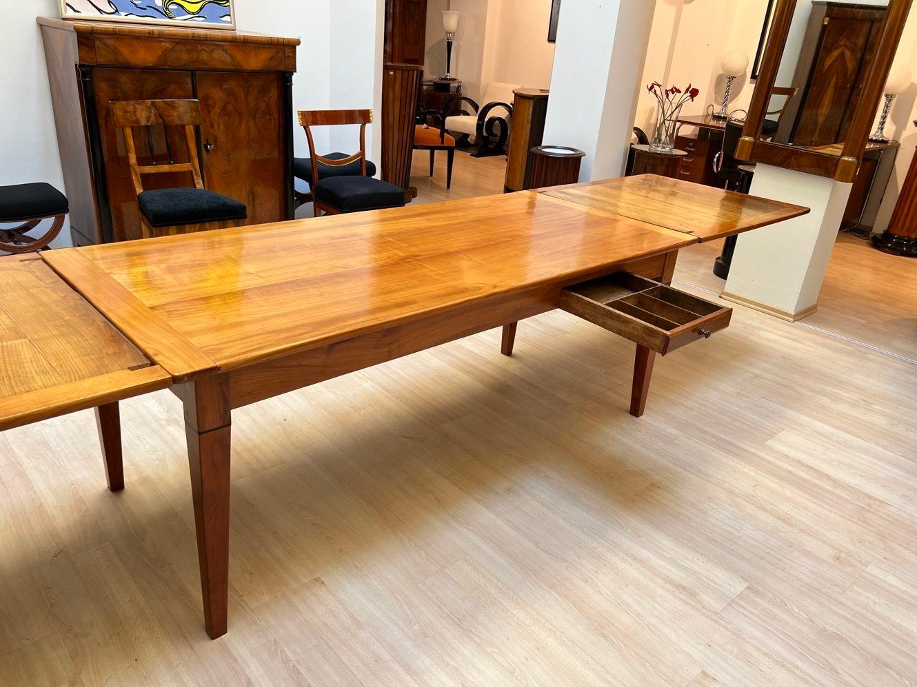 Early 19th Century French Expandable Dining Table, Cherry Wood and Chestnut For Sale 1