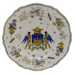 Plaque armoriée en faïence française du début du XIXe siècle