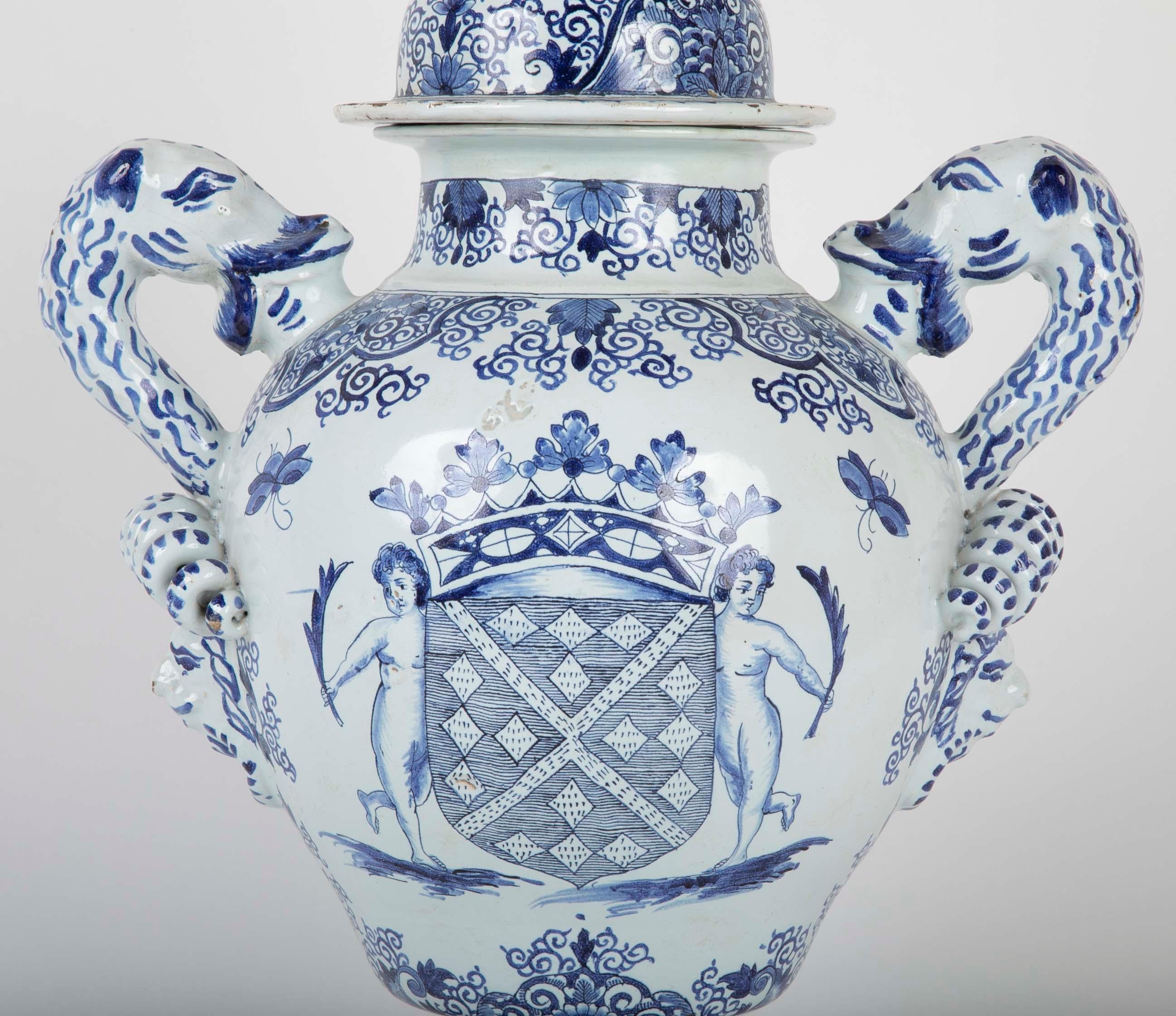 Un vaso con coperchio in maiolica francese dell'inizio del XIX secolo, probabilmente di Rouen. Dipinto con uno stemma araldico. Stile Delft.