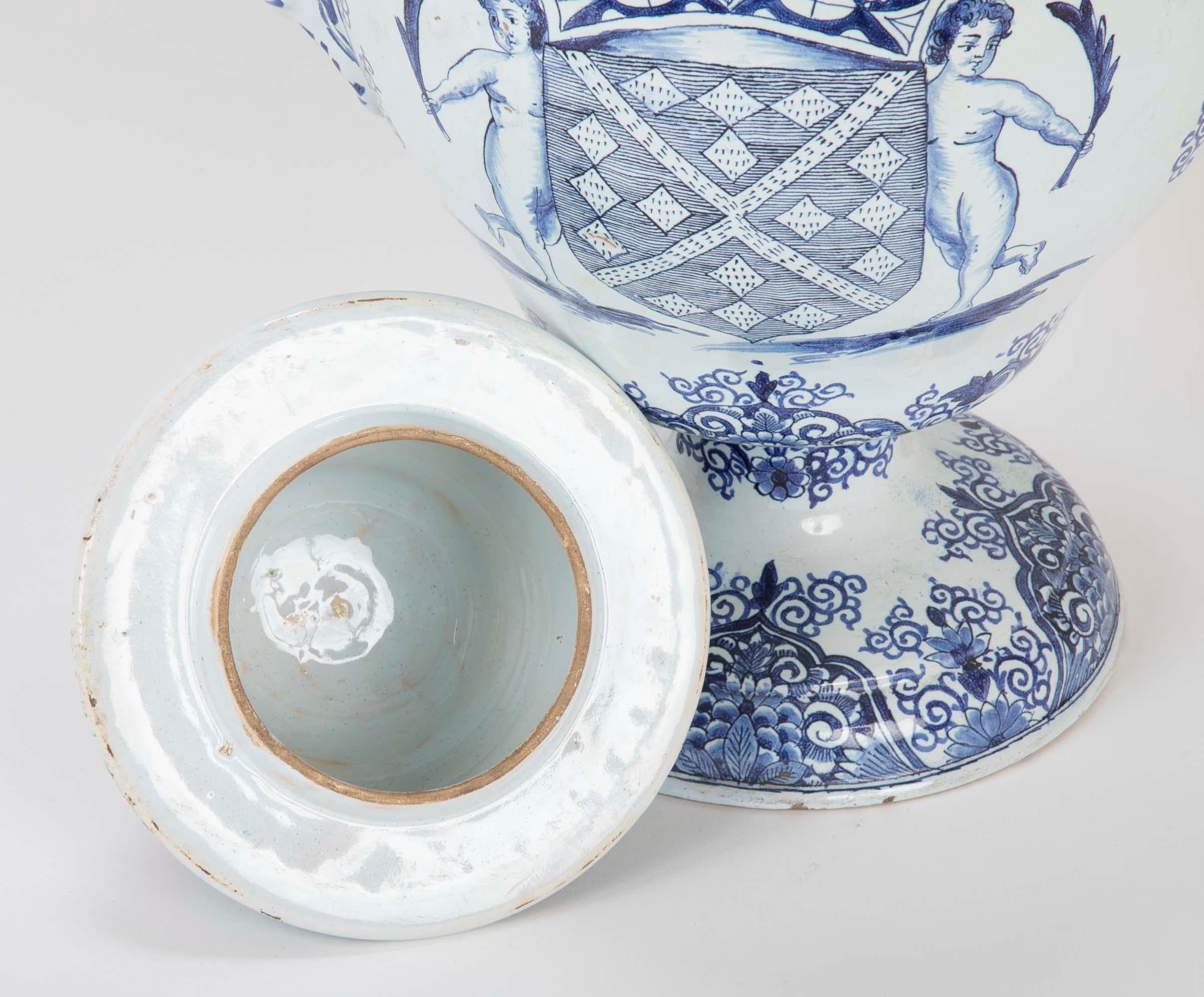 Vaso con coperchio in faience francese dell'inizio del XIX secolo in vendita 1