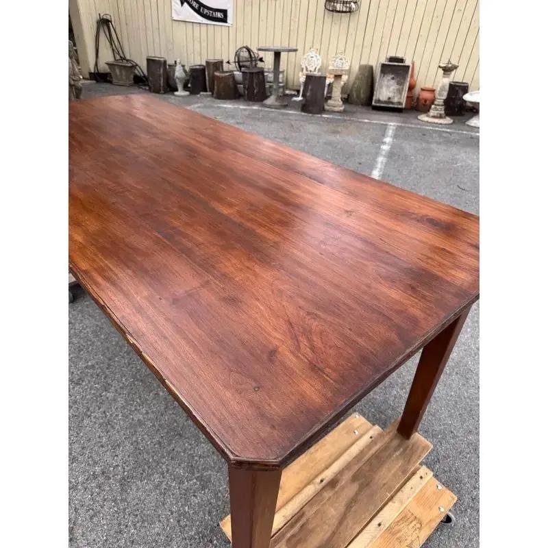 Quintaesencia de la mesa de cosecha provinciana francesa del siglo XIX hecha a mano con madera de cerezo. La mesa tiene tablero de tablones y carpintería de espigas. El delantal tiene 1 cajón de almacenamiento. La madera de cerezo tiene un precioso