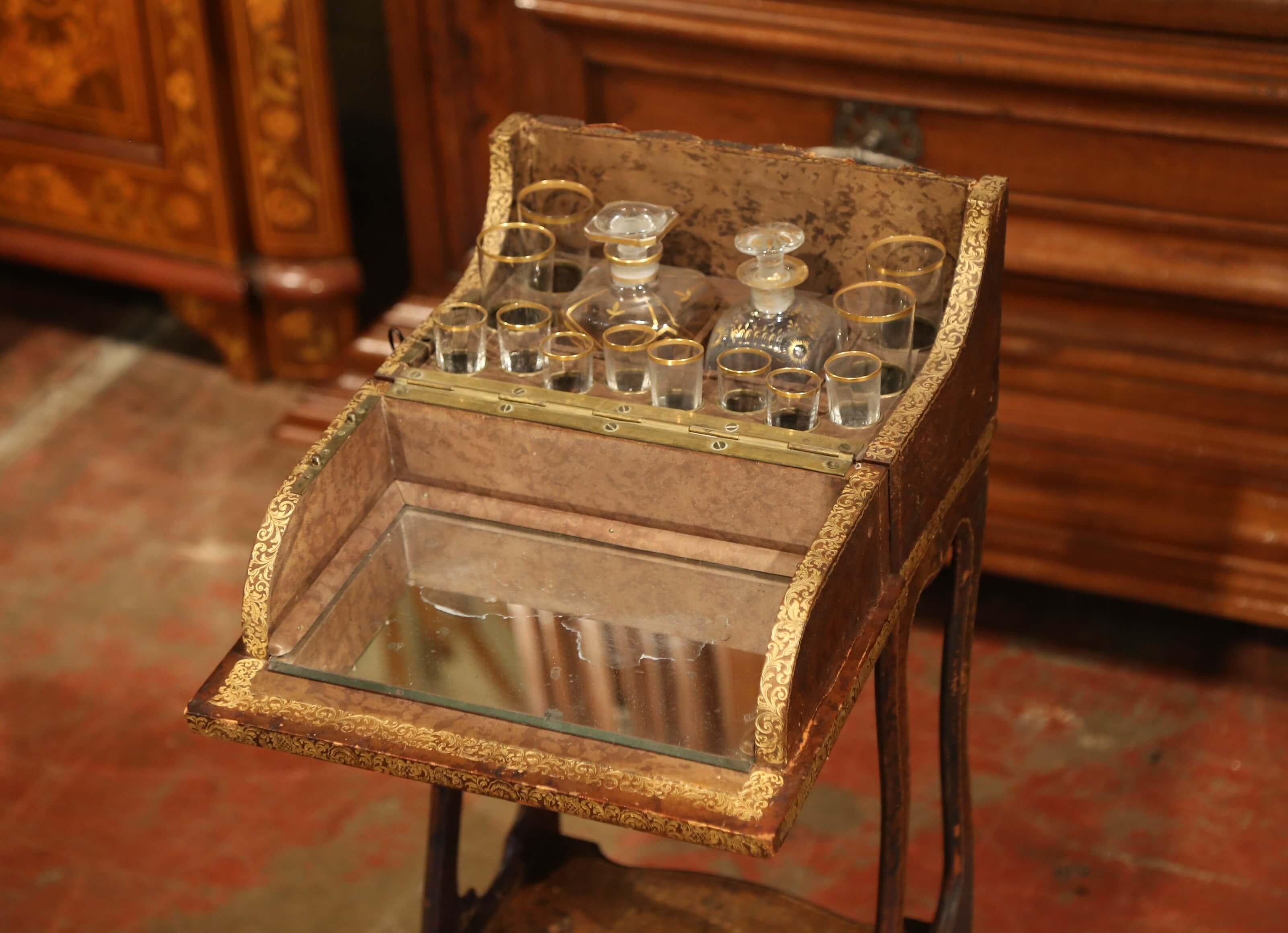 Armoire à liqueur française du début du 19e siècle en faux cuir relié avec verres Excellent état - En vente à Dallas, TX