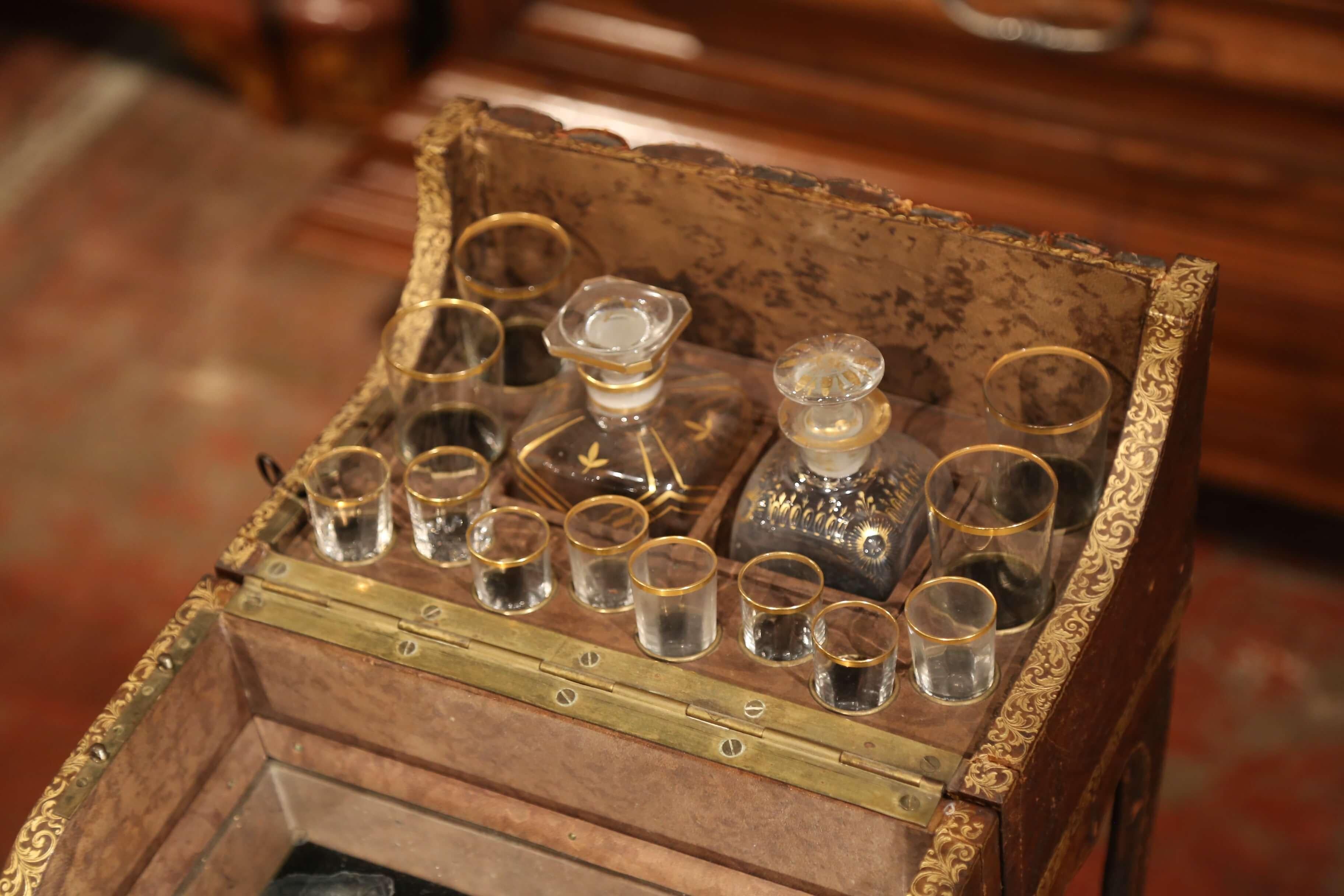 Armoire à liqueur française du début du 19e siècle en faux cuir relié avec verres en vente 1