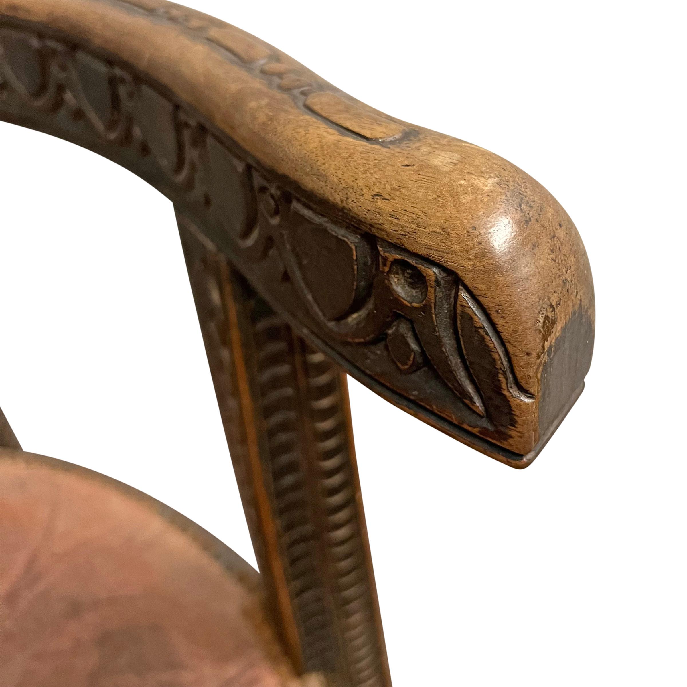 Fauteuil à dossier en tonneau d'art populaire français du début du 19e siècle en vente 3
