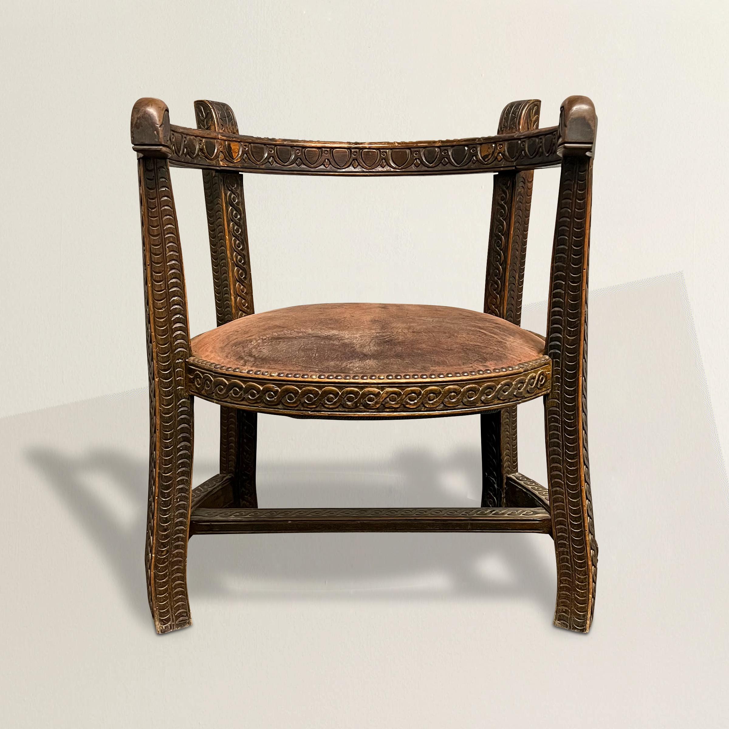 Découvrez l'allure captivante de ce rare fauteuil à dossier en tonneau en noyer de l'Art populaire français du début du XIXe siècle, véritable témoignage de l'artisanat et de la créativité de son époque. Le dossier en tonneau de la chaise offre à la