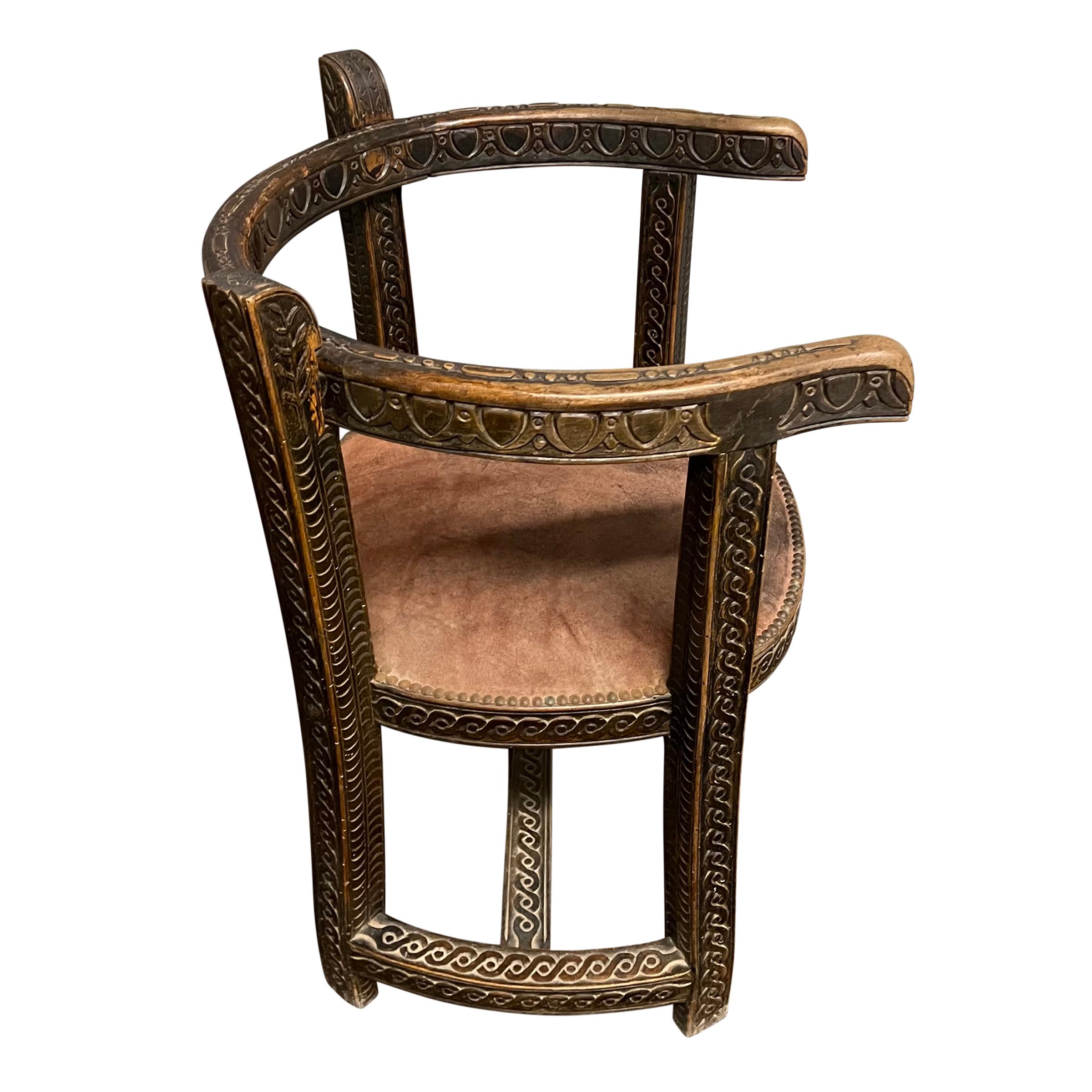 XIXe siècle Fauteuil à dossier en tonneau d'art populaire français du début du 19e siècle en vente