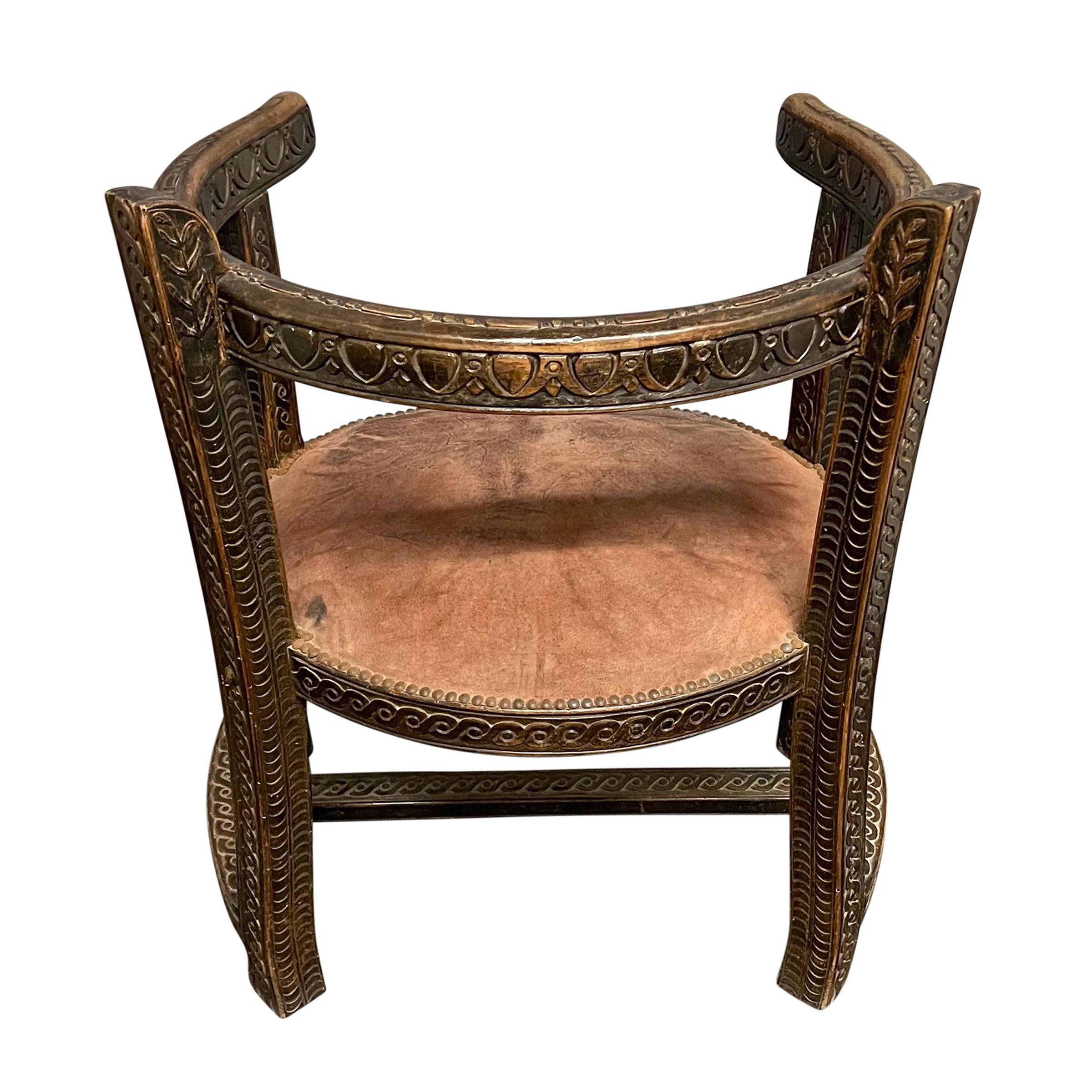 Fauteuil à dossier en tonneau d'art populaire français du début du 19e siècle en vente 1