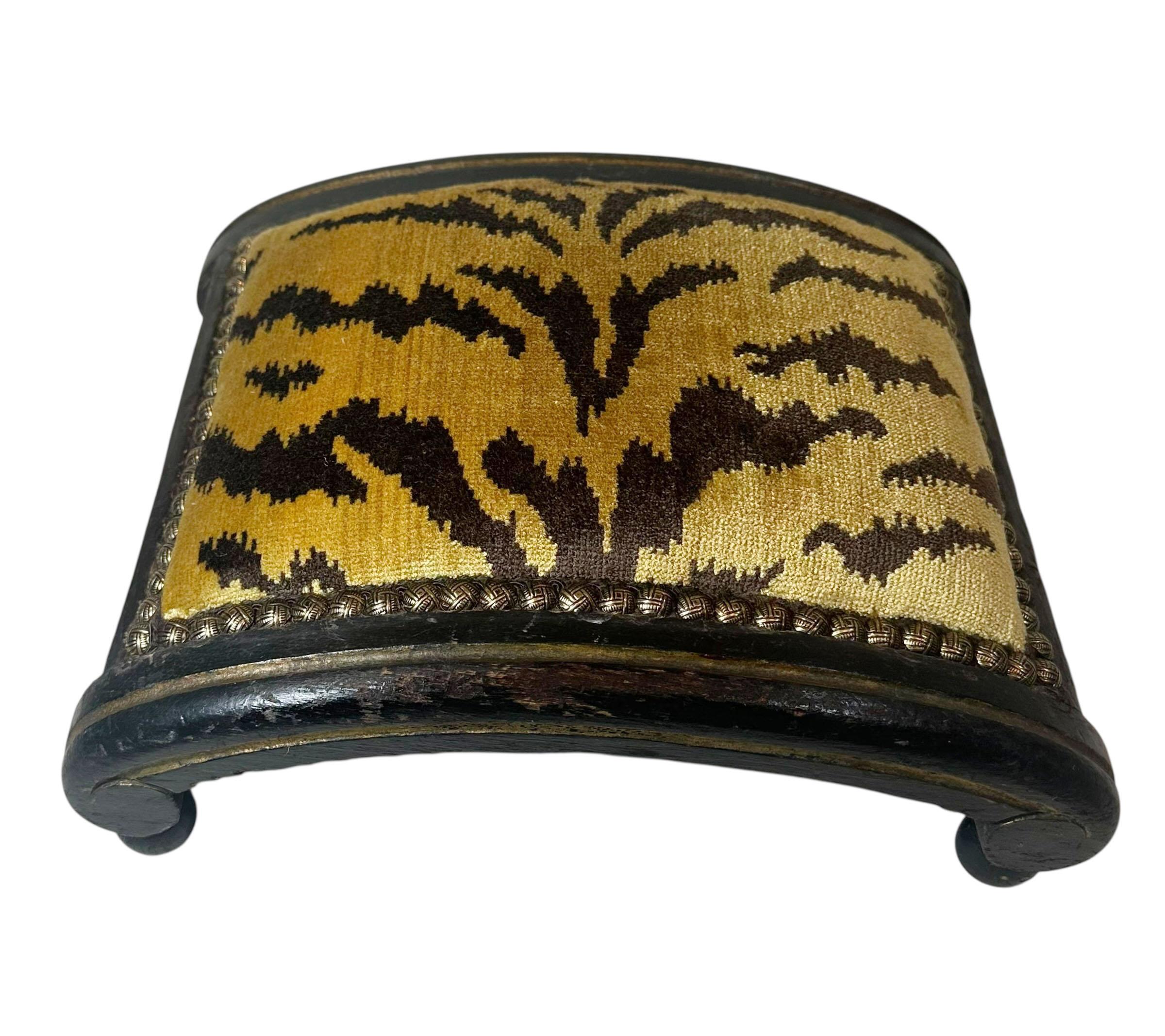 Questo poggiapiedi francese dell'inizio del XIX secolo è rivestito in lussuoso velluto di seta Scalamandre, abbinando il classico design francese a un tessuto audace e senza tempo. Il pezzo presenta la sua struttura originale e le caratteristiche