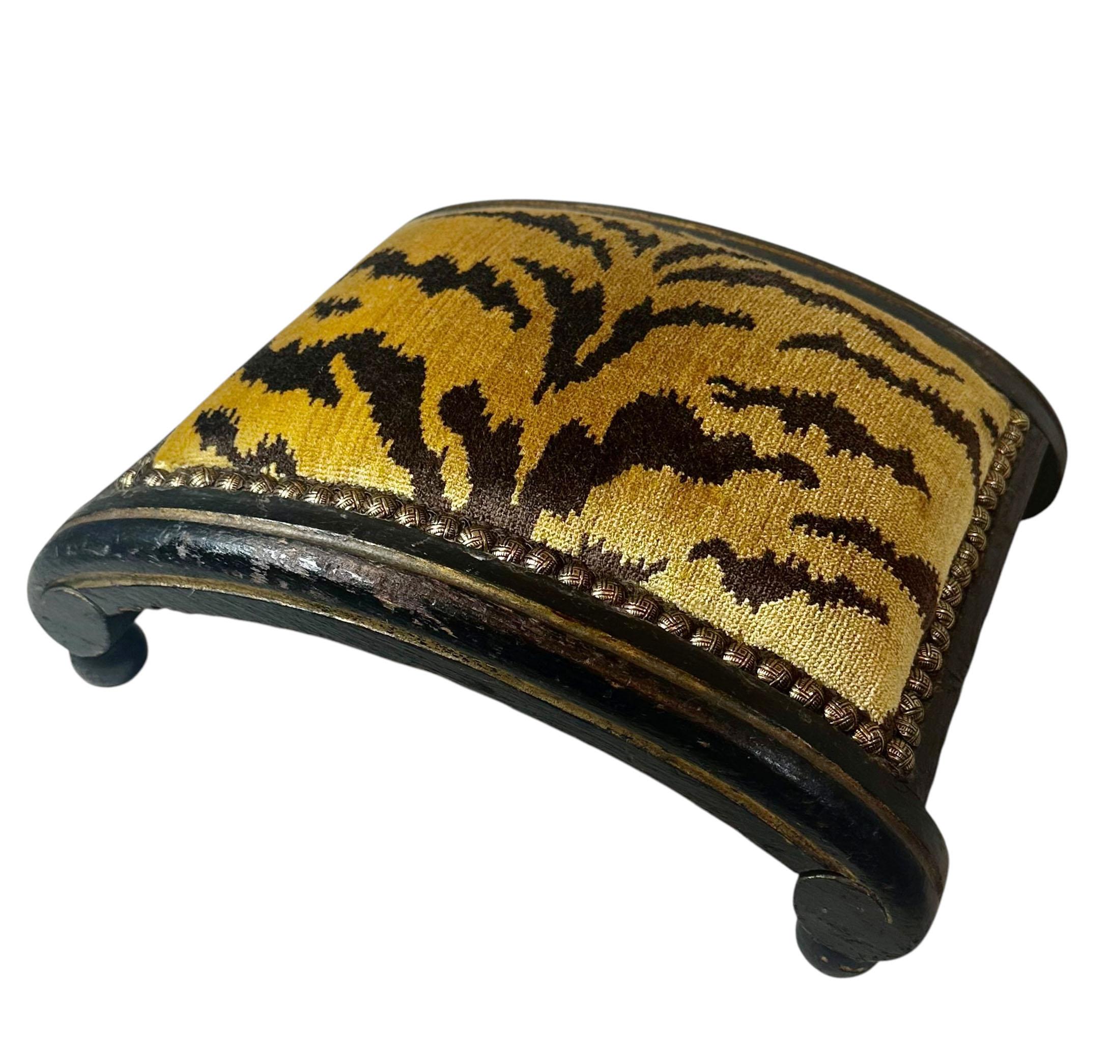 Francese Poggiapiedi francese di inizio Ottocento in Scalamandre in vendita