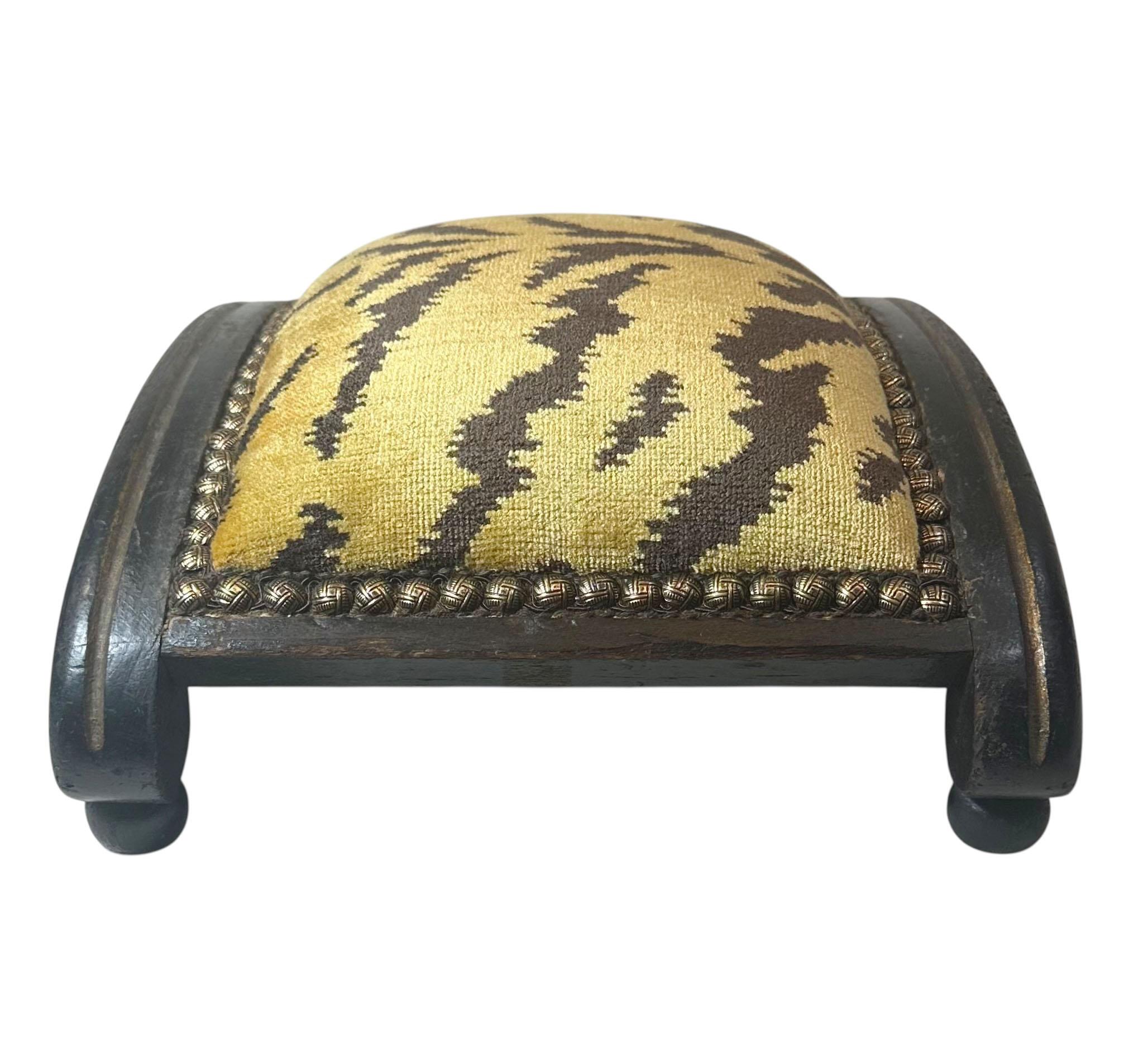 Tessile Poggiapiedi francese di inizio Ottocento in Scalamandre in vendita