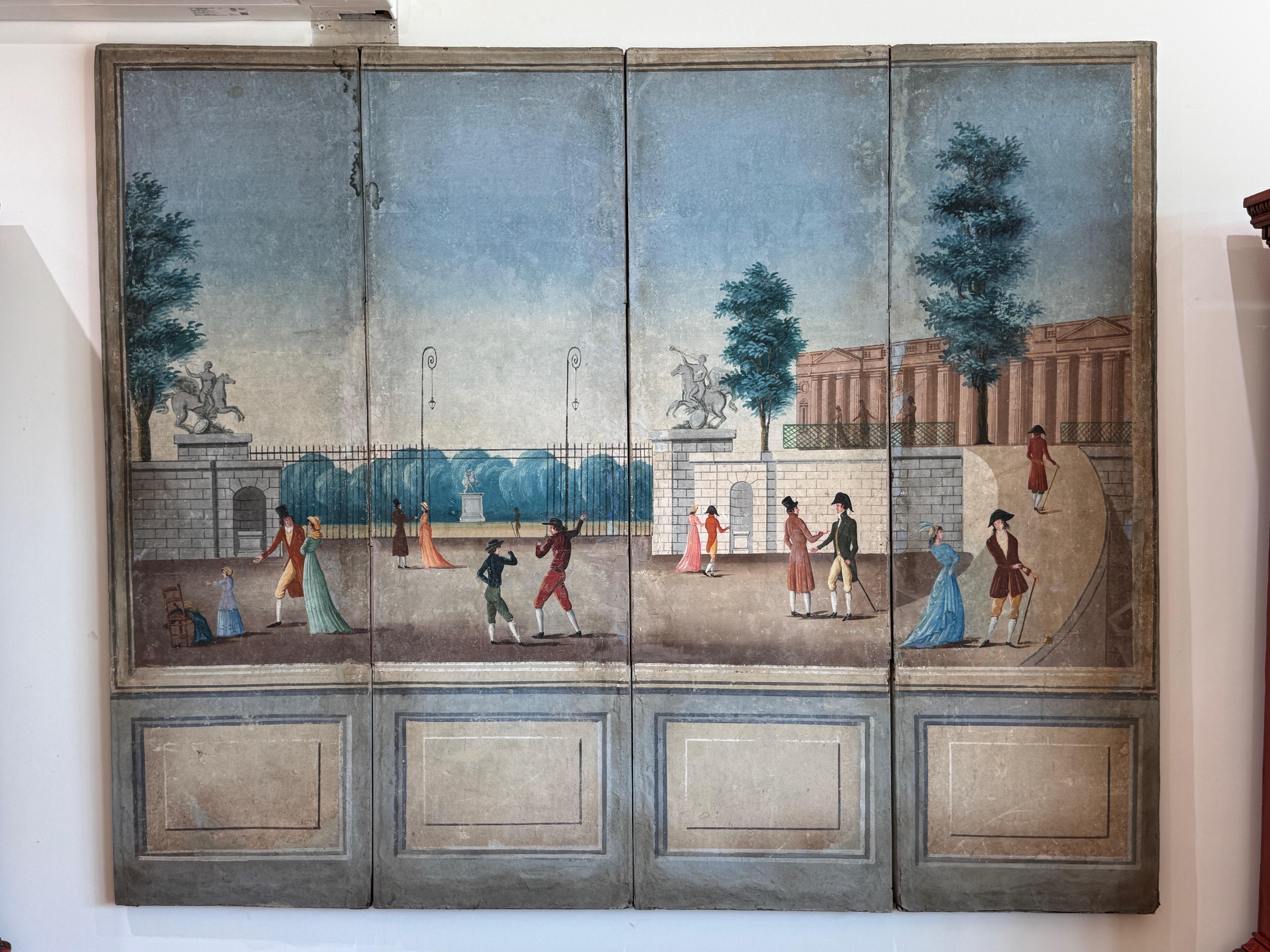 Paravento francese a quattro pannelli dell'inizio del XIX secolo, raffigurante una scena di giardino neoclassico con figure vestite in modo elegante, architettura formale e statuaria. I pannelli dipinti a mano mantengono una tavolozza morbida di blu