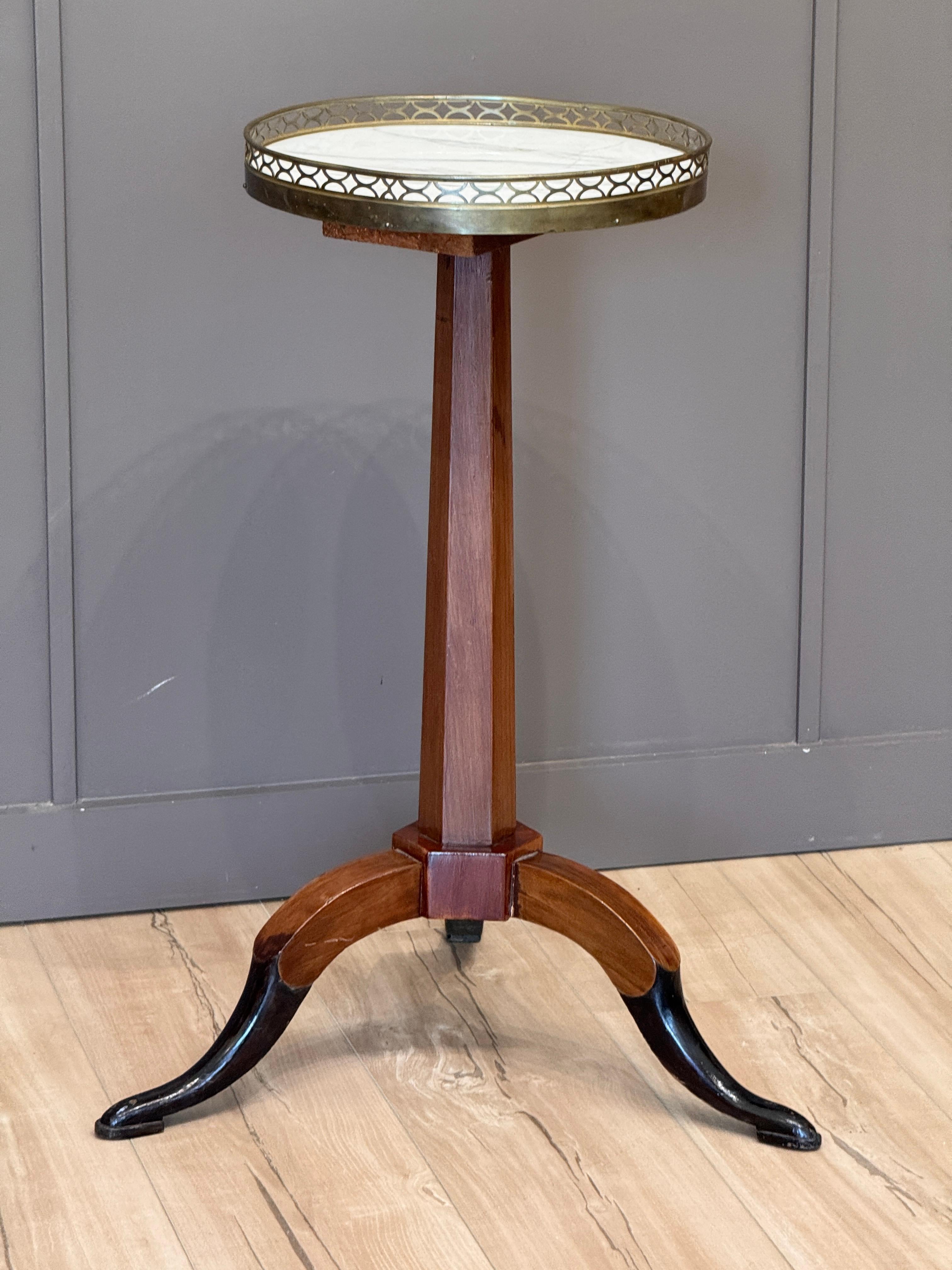 Français Chandelier français du début du 19e siècle en bois fruitier et marbre en vente