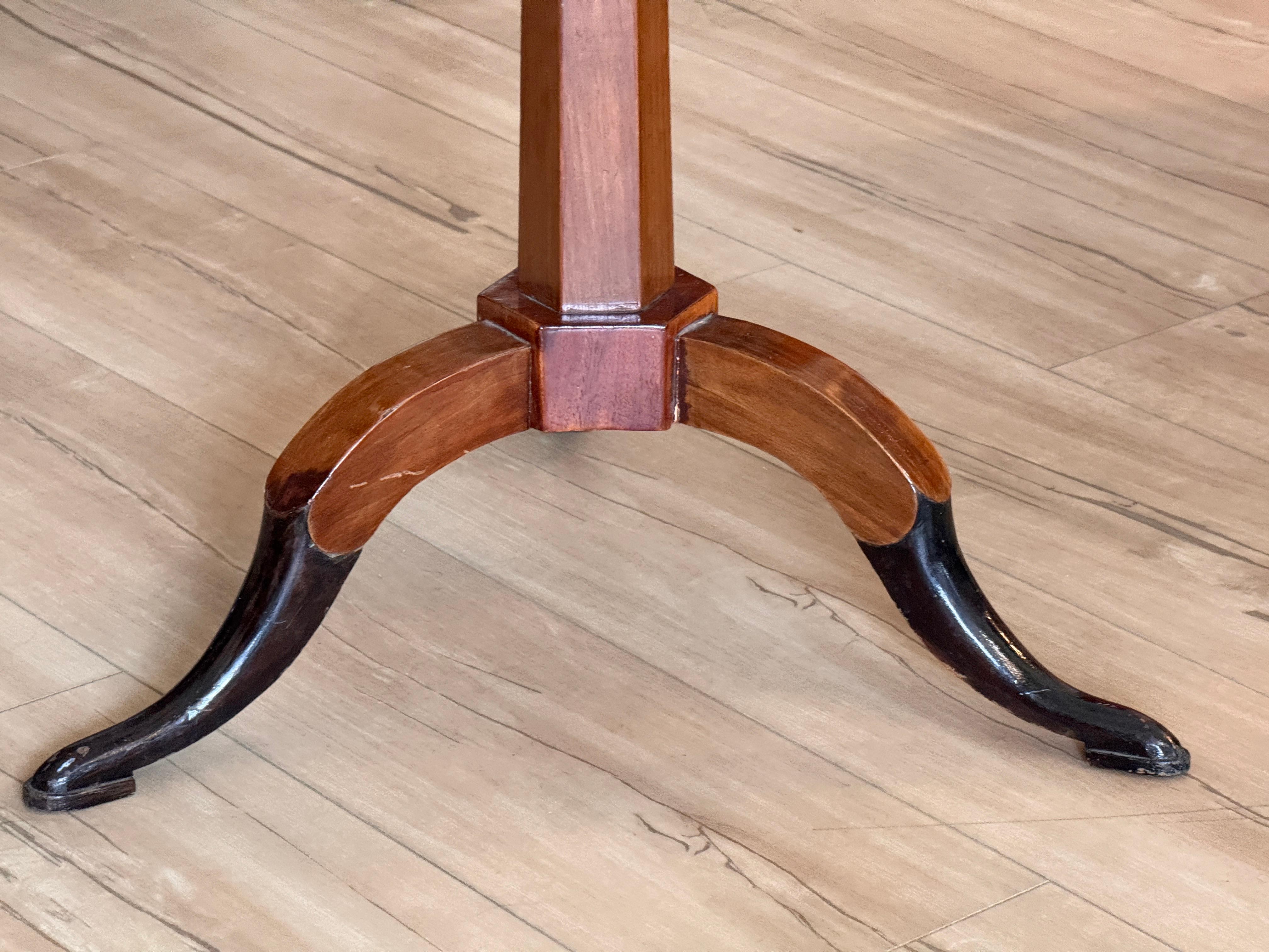 Directoire Table à chandelier en bois fruitier français du début du 19e siècle avec plateau en marbre en vente