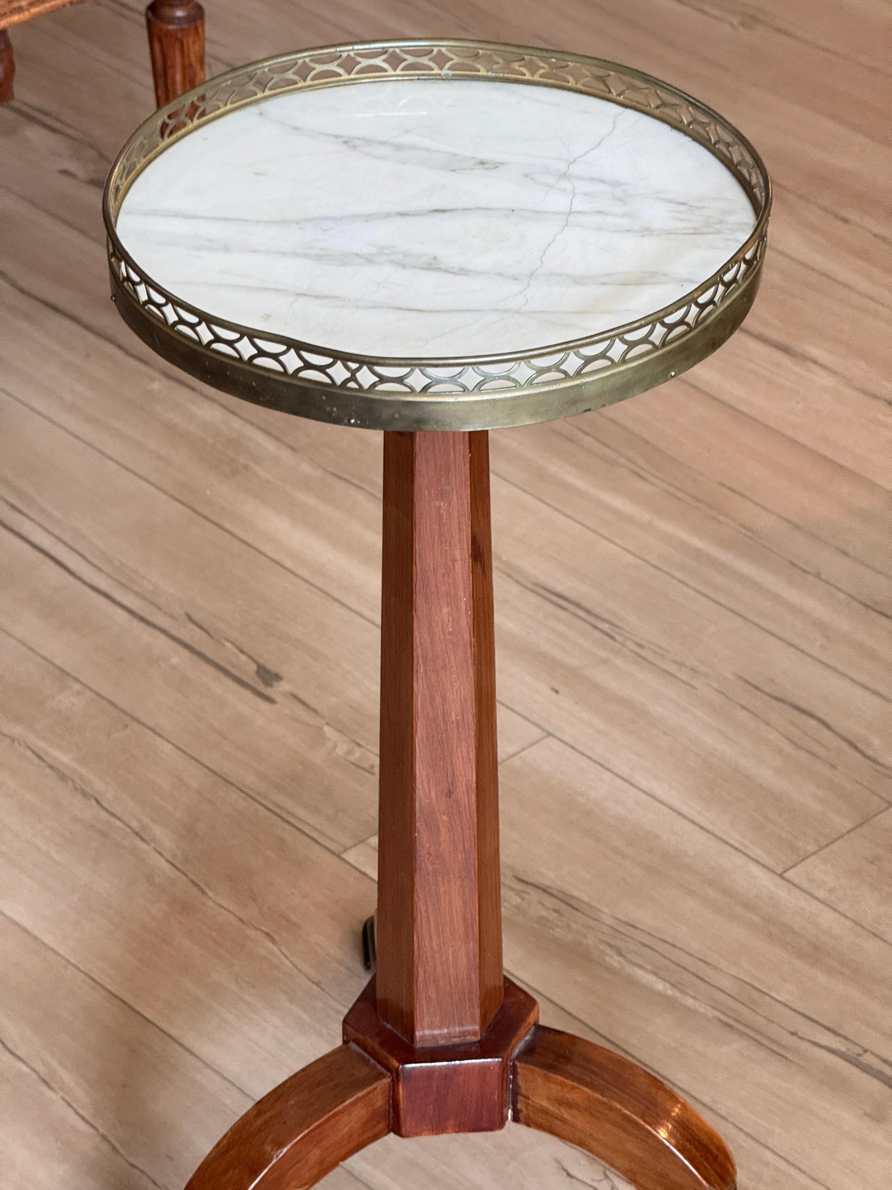 Français Table à chandelier en bois fruitier français du début du 19e siècle avec plateau en marbre en vente