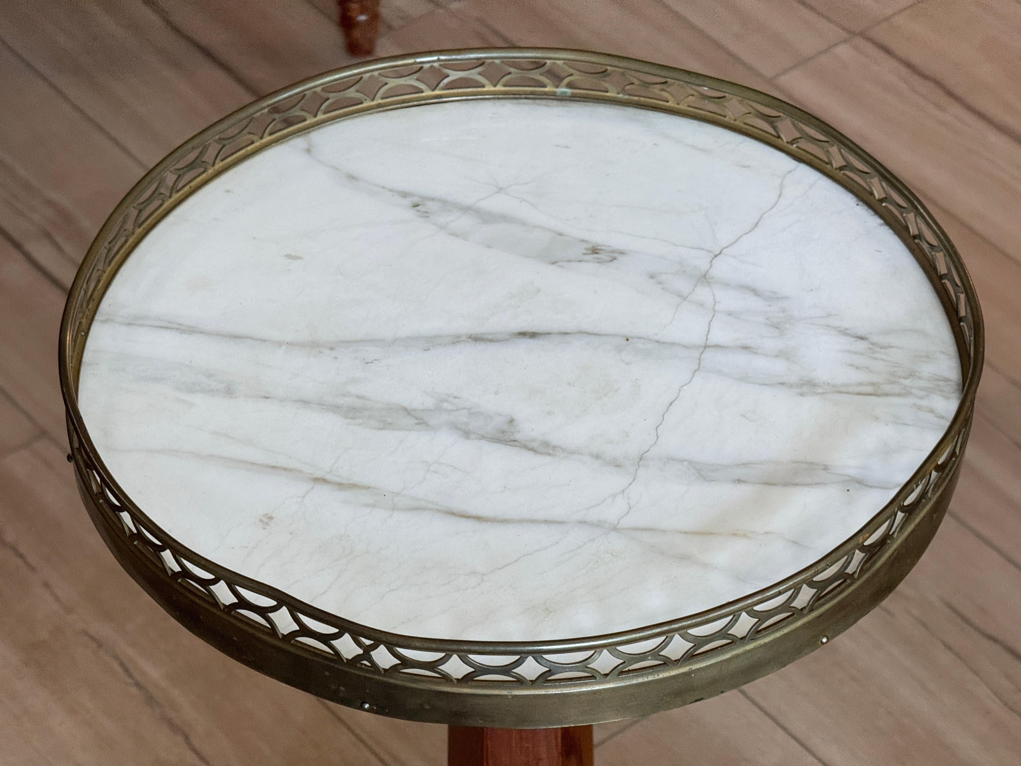 Table à chandelier en bois fruitier français du début du 19e siècle avec plateau en marbre Bon état - En vente à Charlottesville, VA