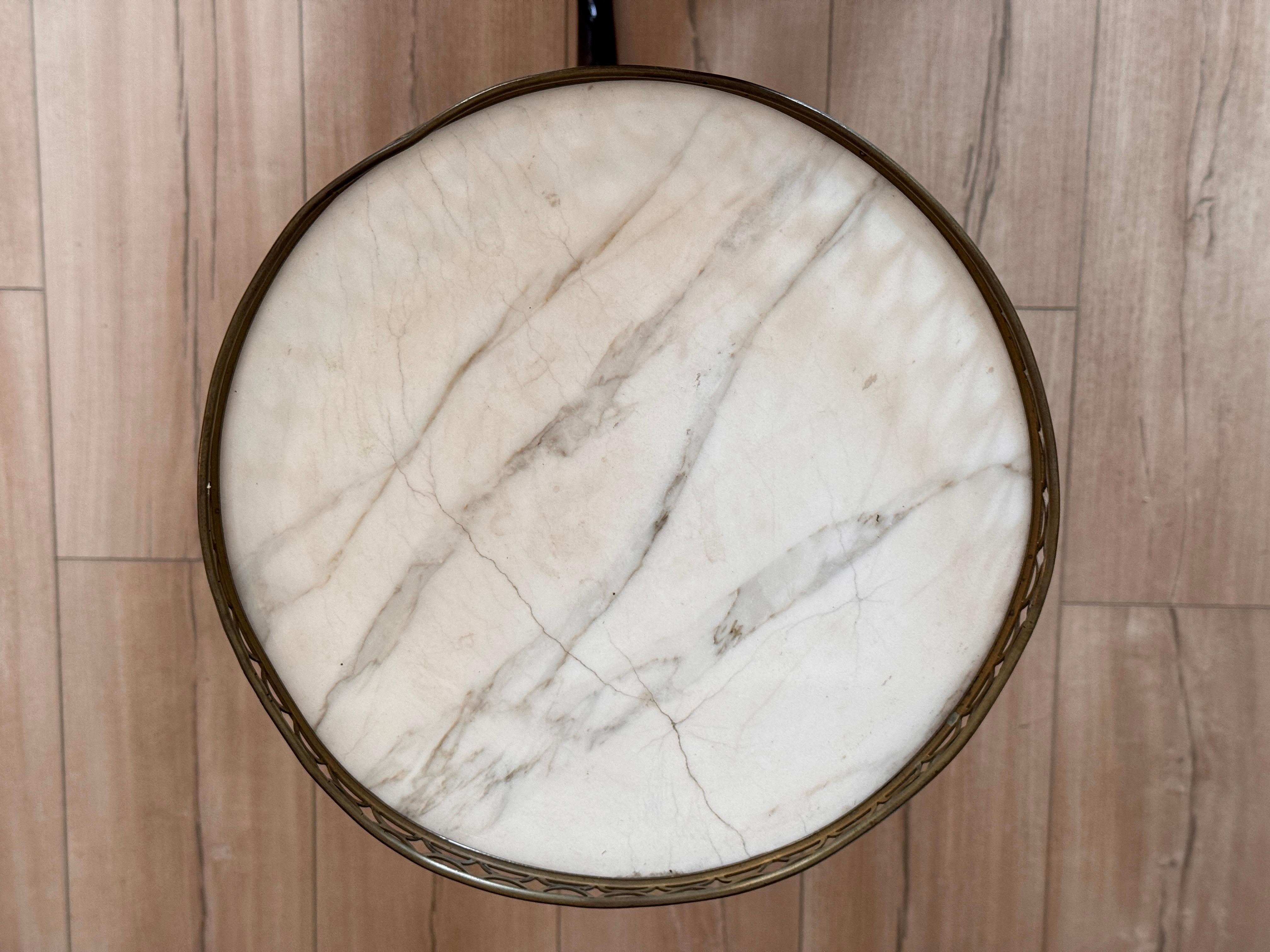 XIXe siècle Table à chandelier en bois fruitier français du début du 19e siècle avec plateau en marbre en vente