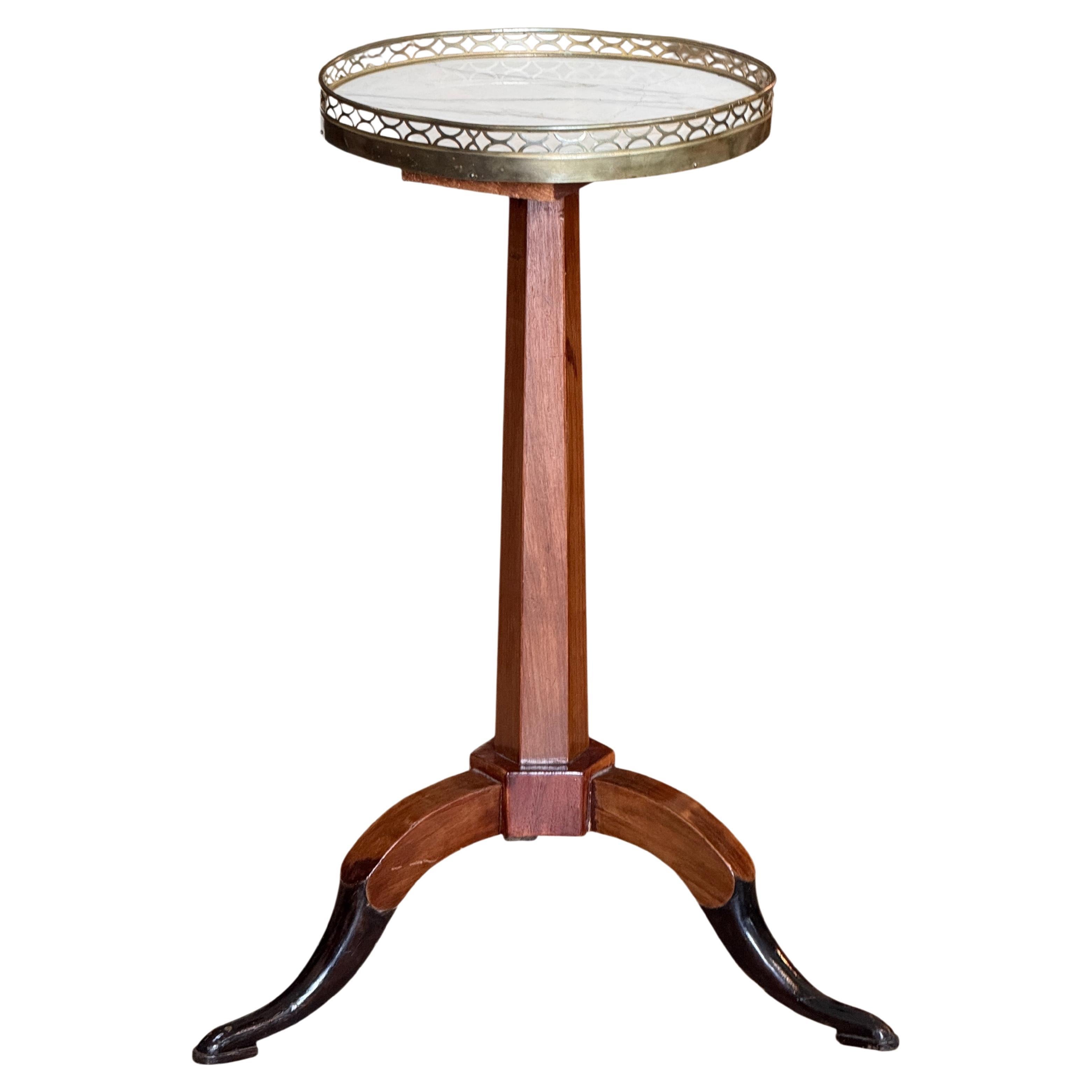Table à chandelier en bois fruitier français du début du 19e siècle avec plateau en marbre en vente