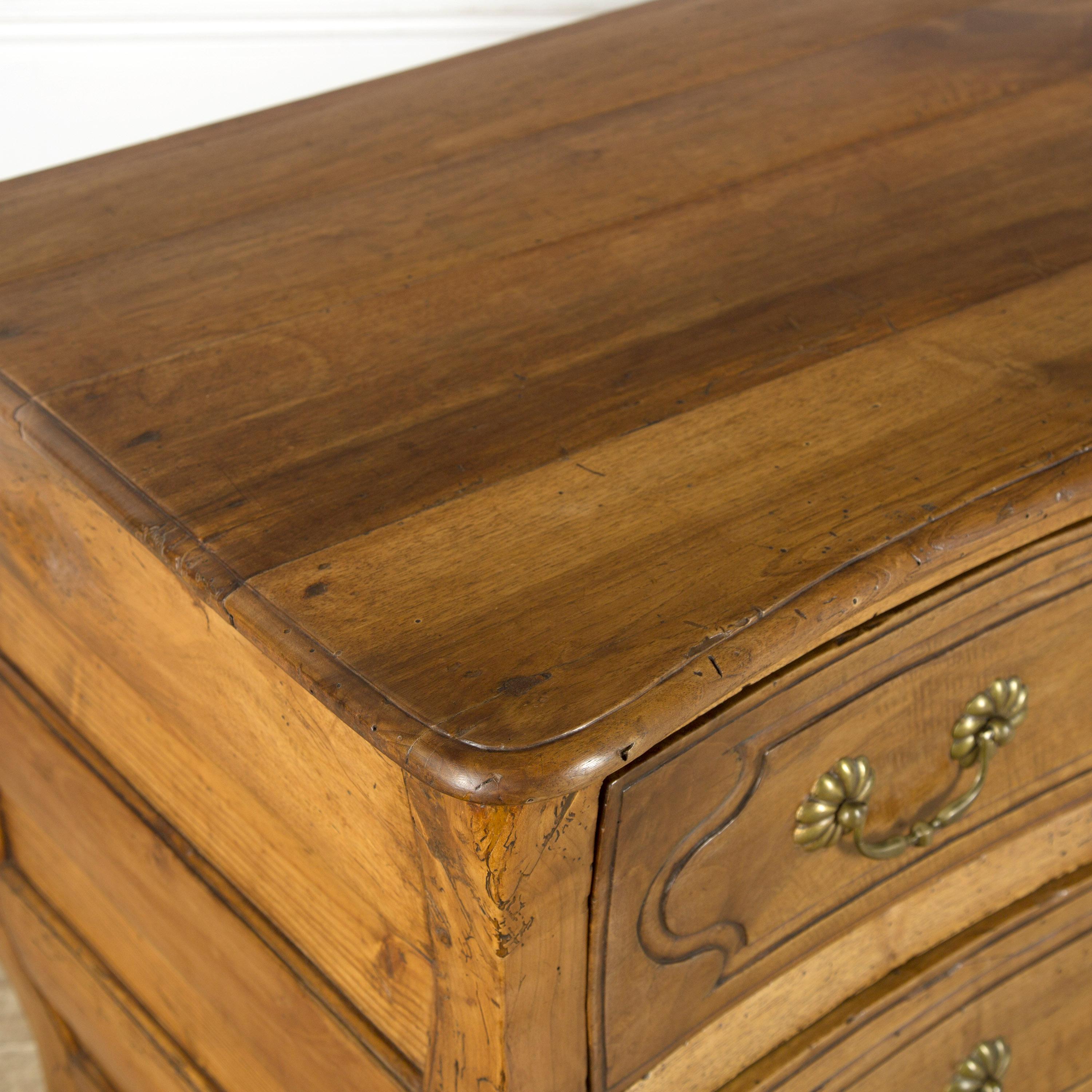 Stile provenzale Commode francese in legno di frutto dell'inizio del XIX secolo in vendita