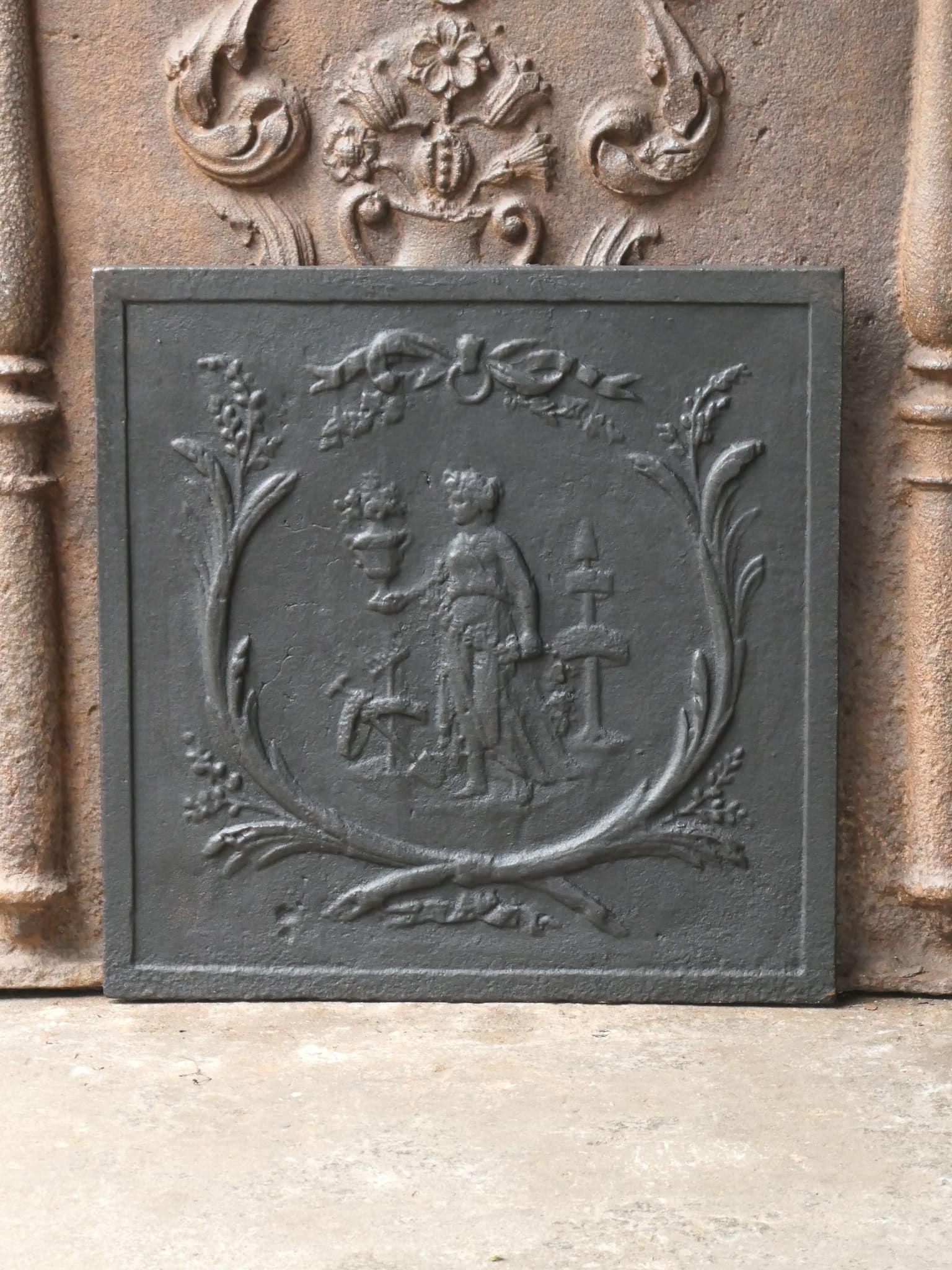 Plaque de cheminée ou dosseret de jardinage français du début du 19e siècle. La pièce est fabriquée en fonte et présente une couleur noire. Il est en bon état et apte à être utilisé dans la cheminée.