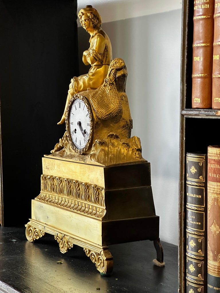 Early 19th Century French Gilt Bronze Figural Clock In Good Condition For Sale In Kilmarnock, VA