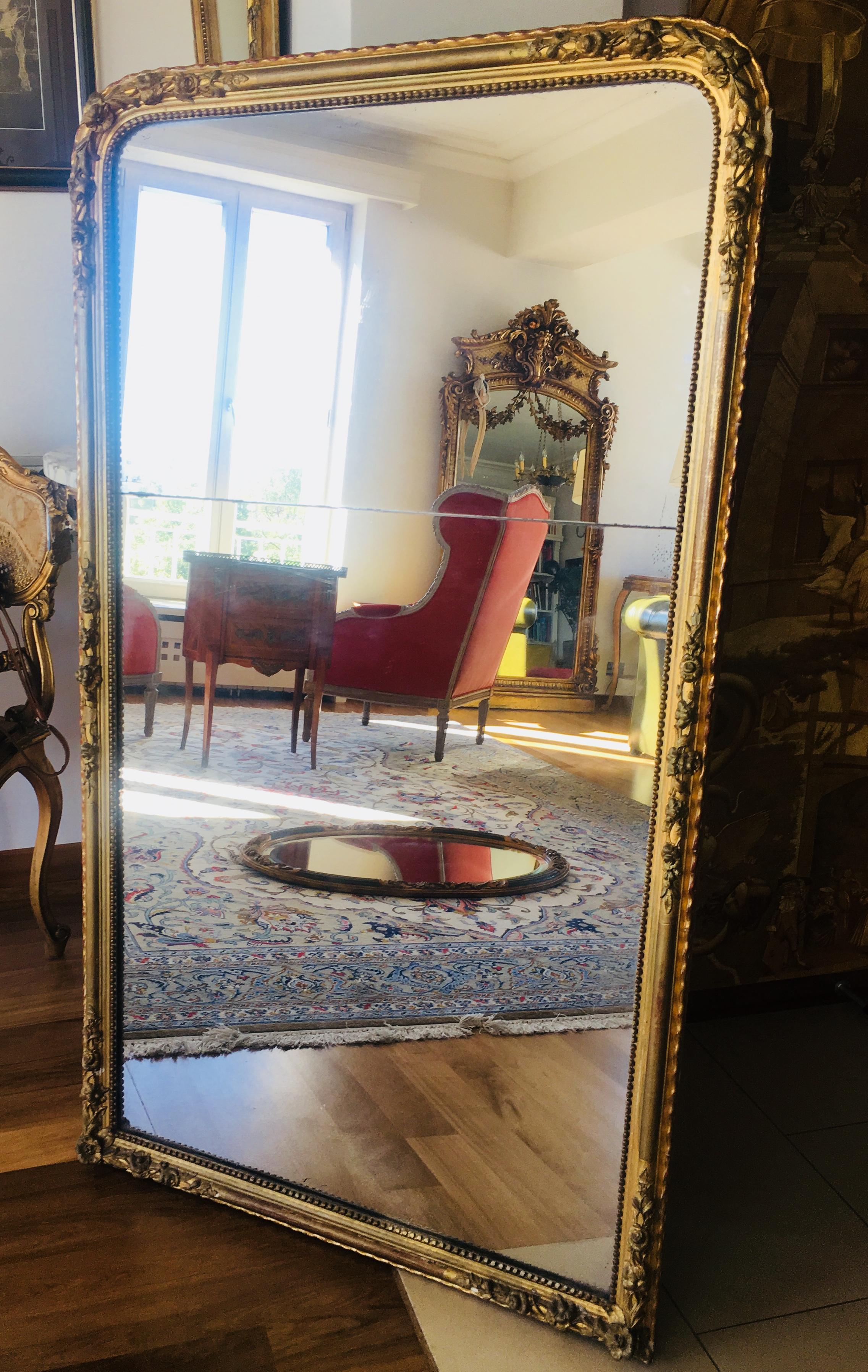 Superbe miroir mural en cristal en bois doré français du 19ème siècle.
Le verre est transparent et le cadre est joliment orné de feuilles et de fleurs.
Dos en chêne très solide.
Offert en très bon état.
France, datant d'environ 1830.