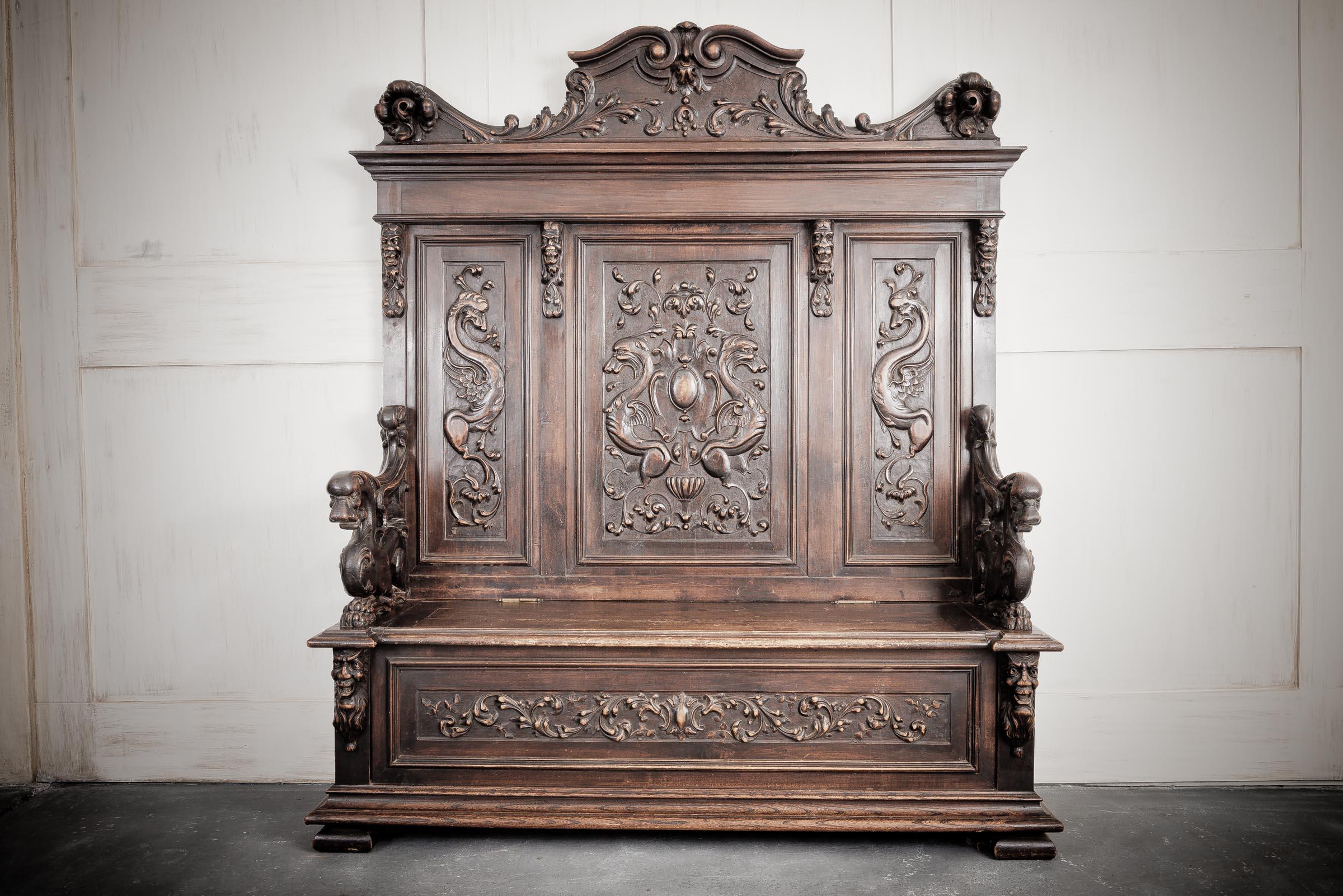 Extraordinaria y majestuosa pieza de principios del siglo XIX, este banco de monje de estilo gótico francés, de hacia 1820, es una clase magistral de artesanía y diseño evocador. Atribuido al periodo de Luis XVIII, este regio asiento de castillo