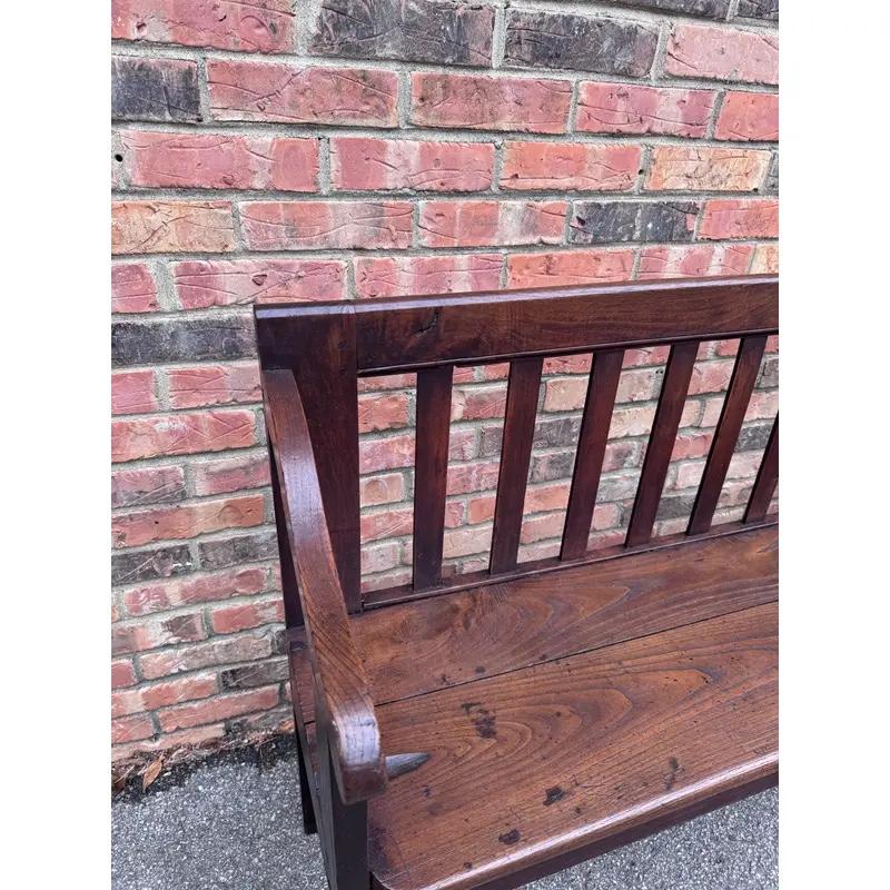 Une peinture à l'huile équestre traditionnelle dans un cadre en bambou doré. Charmante scène équestre vintage représentant deux cavaliers à cheval à l'extérieur d'une écurie, accompagnés d'un petit chien. Magnifiquement détaillé, avec des tons