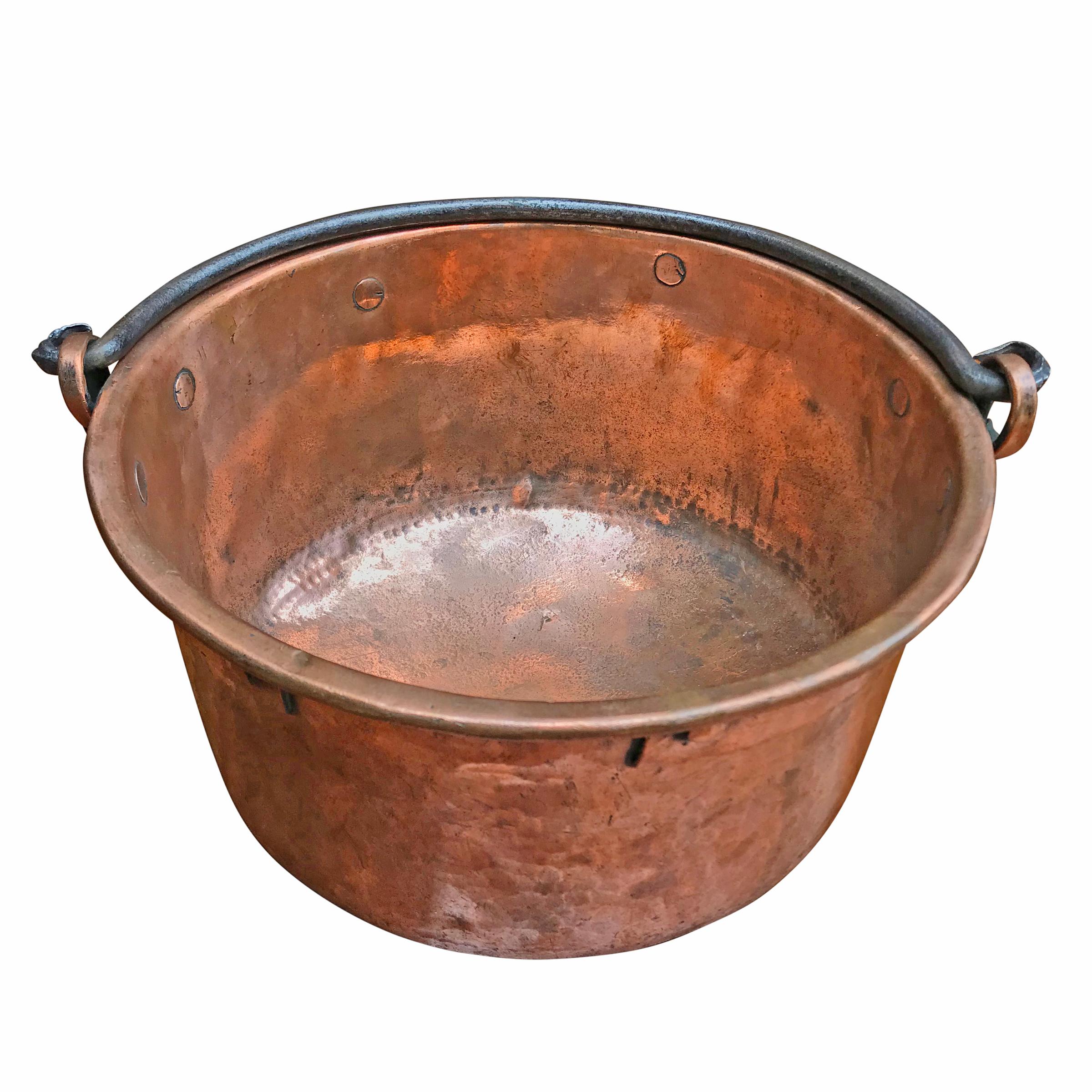 Early 19th Century French Hammered Copper Kettle In Good Condition In Chicago, IL