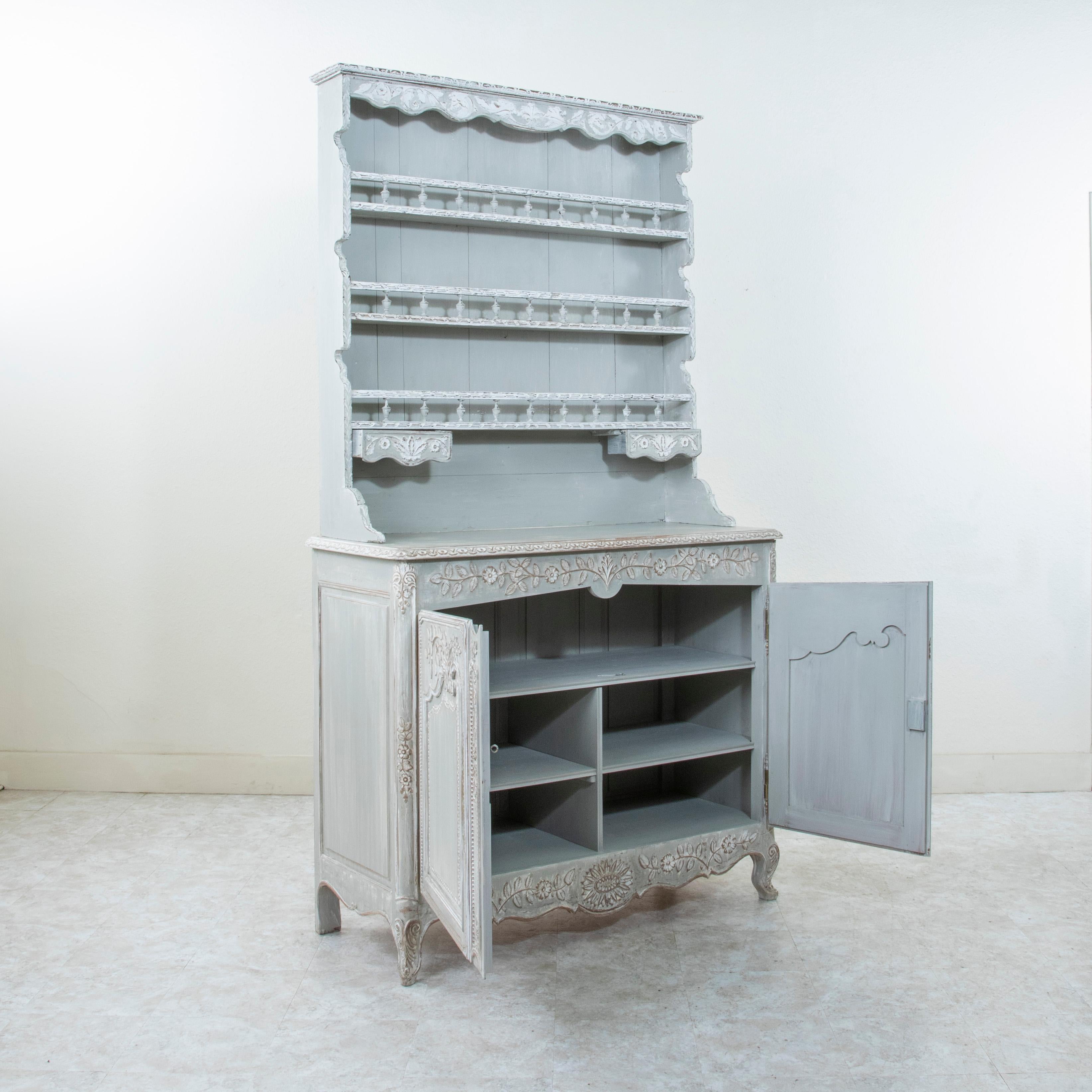 XIXe siècle Vaisselier ou Buffet Deux Corps du début du 19ème siècle, peint à la main et sculpté. en vente