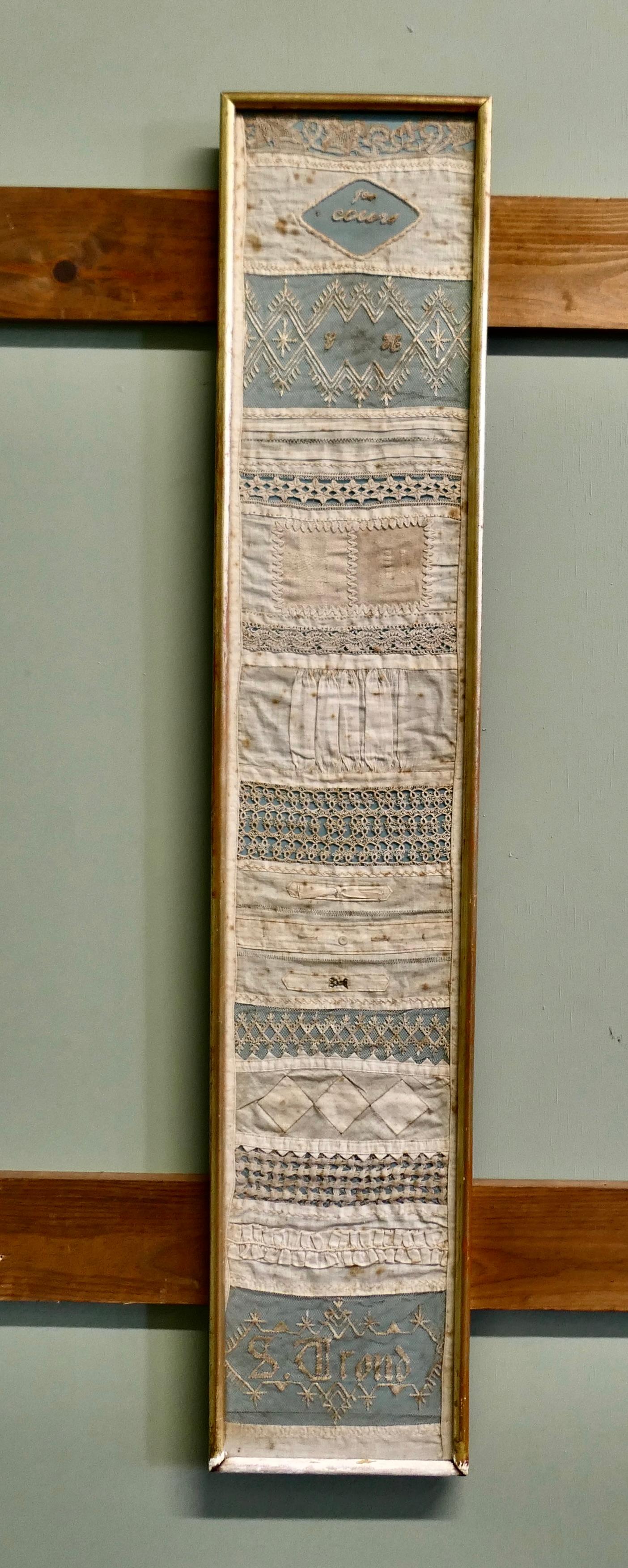 Sampler en dentelle française du début du 19e siècle

Un échantillonneur au sens propre, de nombreux échantillons de dentelle présentés dans un long cadre doré ancien, le cadre a protégé les échantillons de dentelle et de lin, il y a pas mal de