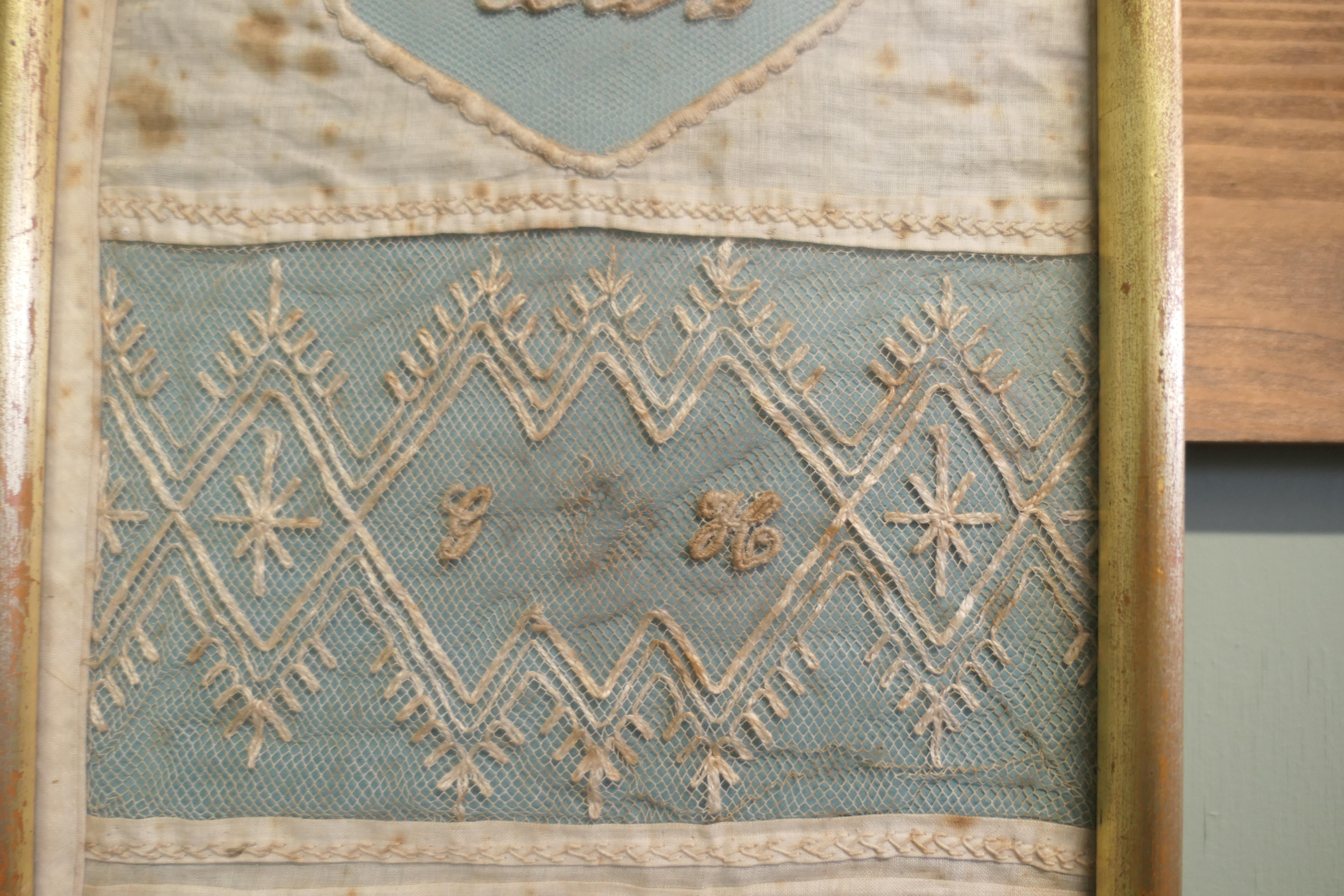 Tissu Sampler en dentelle française du début du 19e siècle  Un échantillonnage au vrai sens du terme en vente