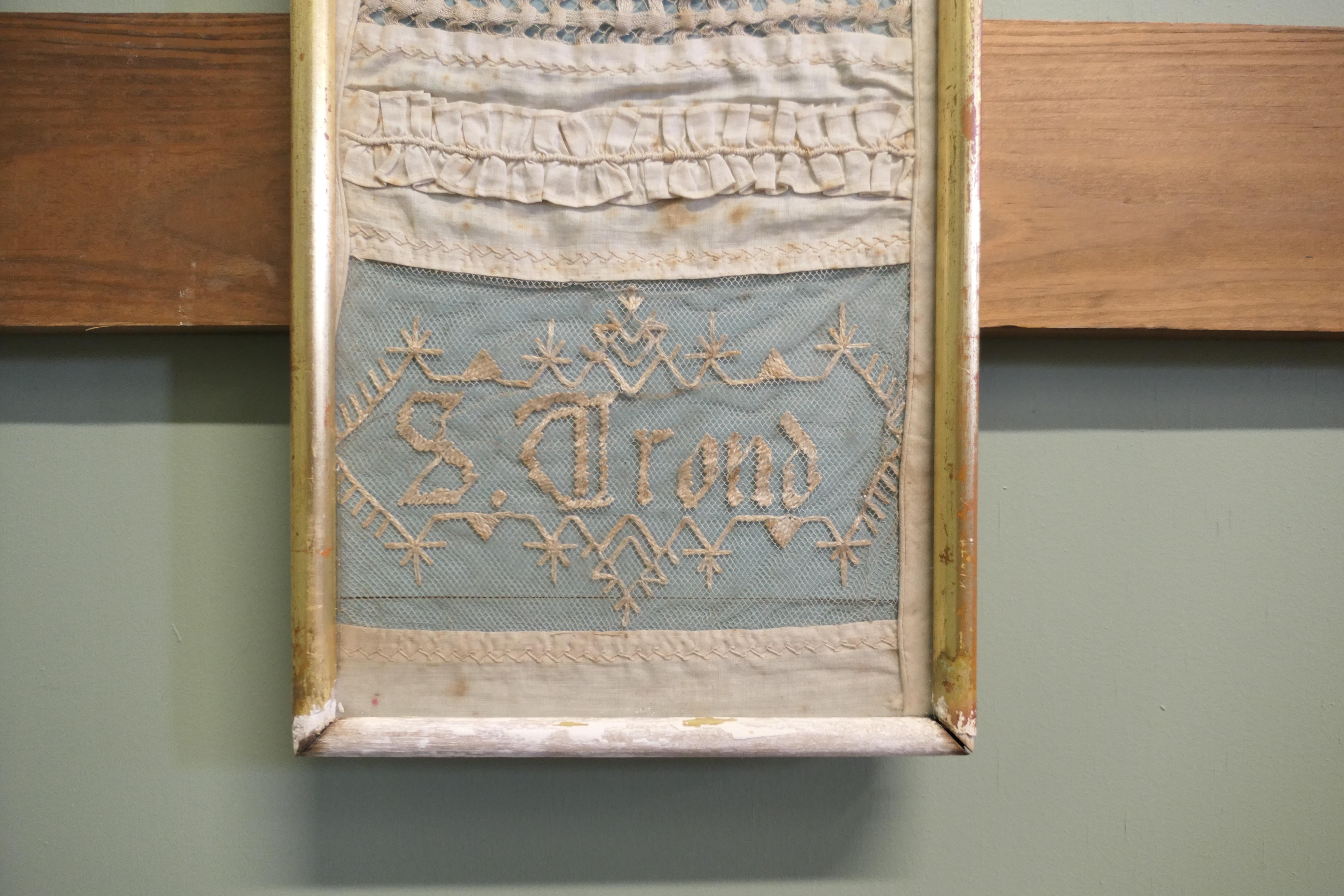 Sampler en dentelle française du début du 19e siècle  Un échantillonnage au vrai sens du terme en vente 1