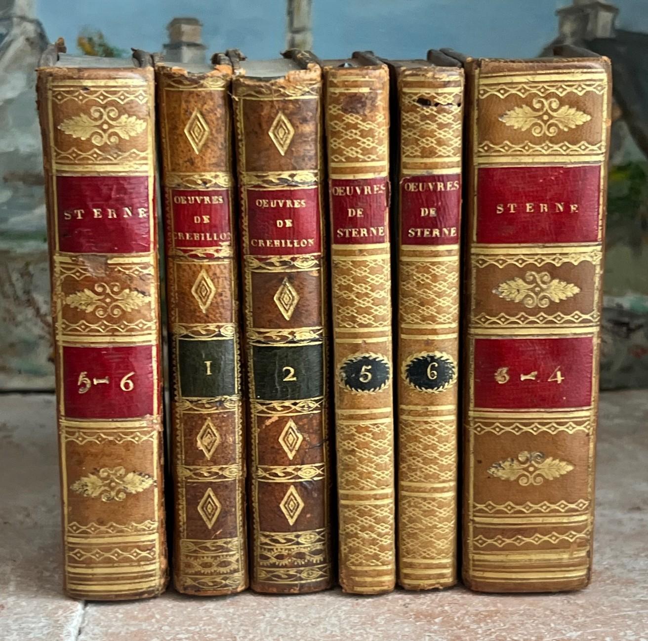 Satz von sechs in Leder gebundenen Büchern in französischer Sprache, mit Goldfolienprägung und Prägung.  Unter dem Titel Oeuvres de Crebillion von Sterne, gedruckt in Paris in den Jahren 1802 und 1818. 