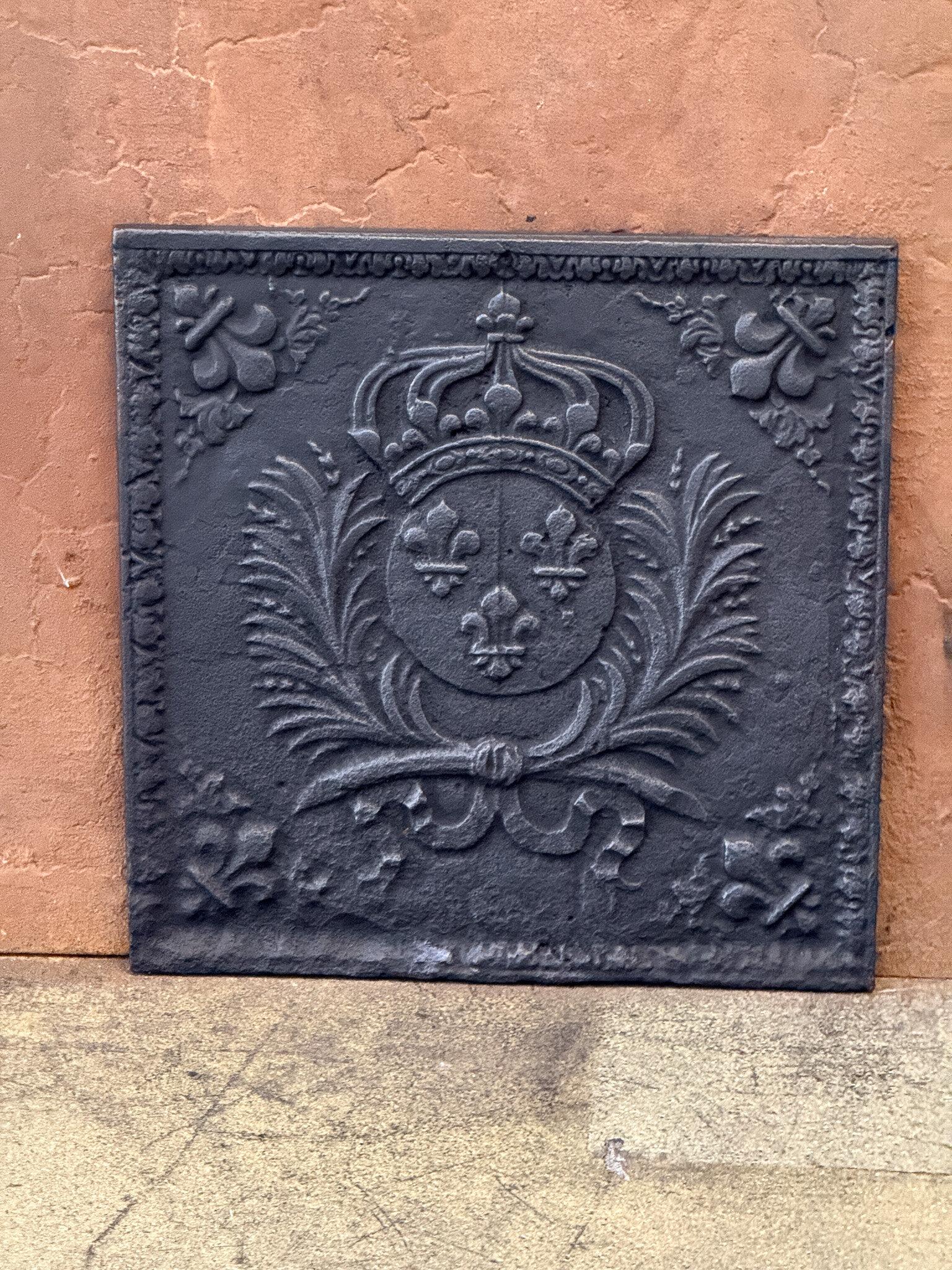 Parafuoco francese in stile Luigi XIV dell'inizio del XIX secolo con stemmi di Francia. Uno stemma della Casa di Borbone, una casa reale originaria della Francia che divenne una dinastia importante in Europa. La casa diede vita a re per la Spagna