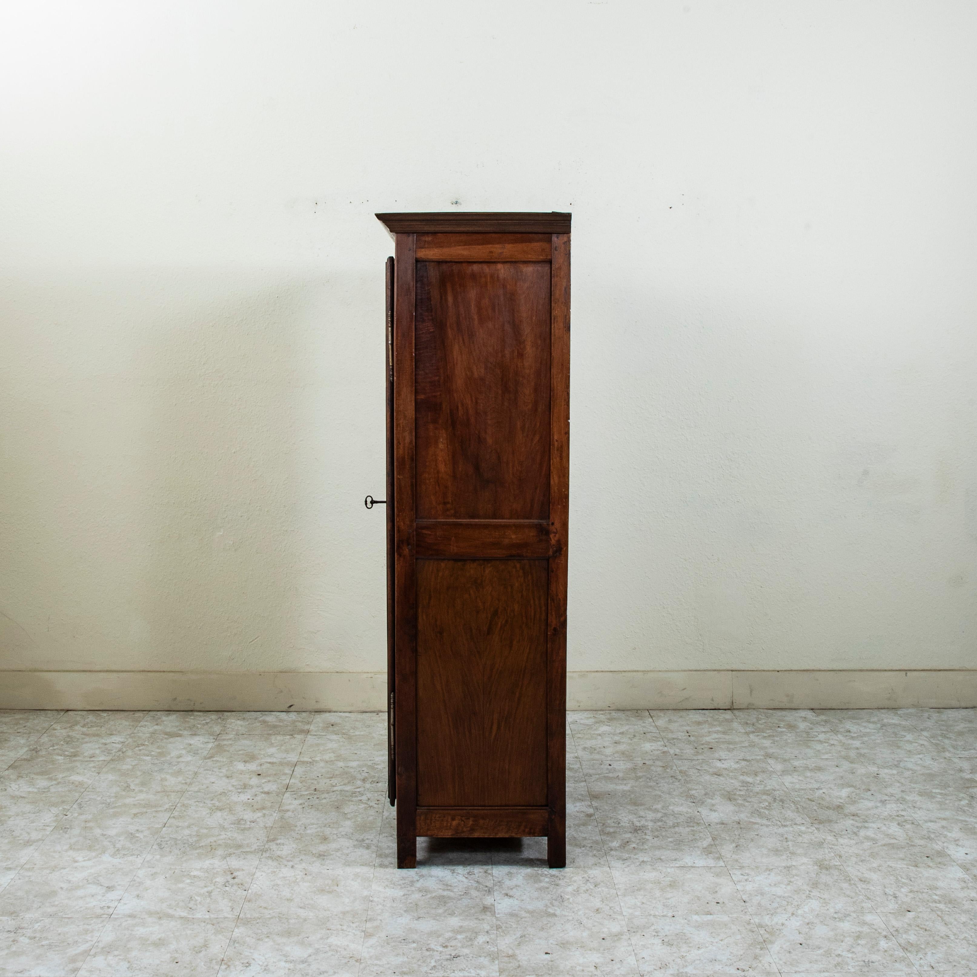 Français Armoire en noyer de style Louis XIV du début du 19ème siècle en vente