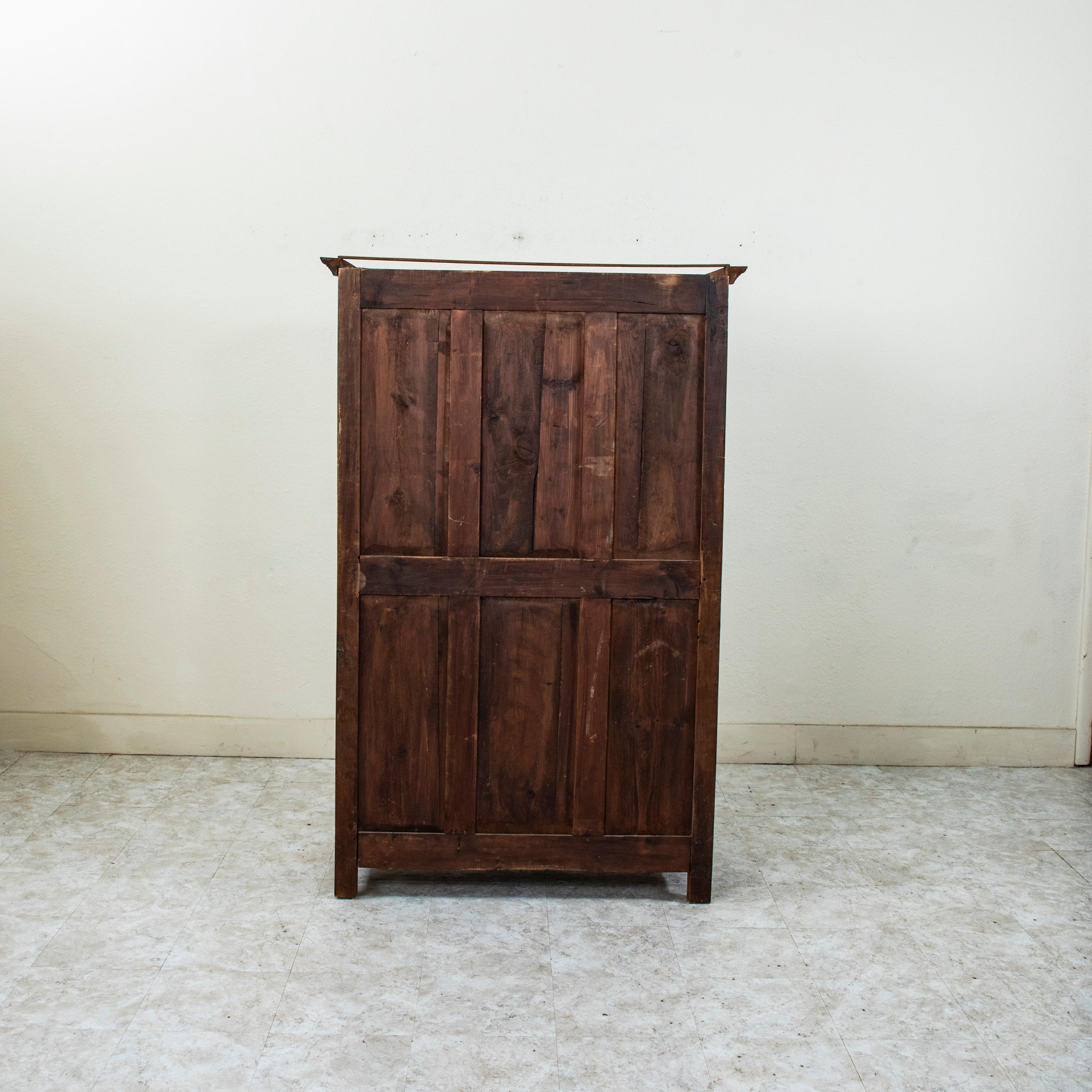 XIXe siècle Armoire en noyer de style Louis XIV du début du 19ème siècle en vente