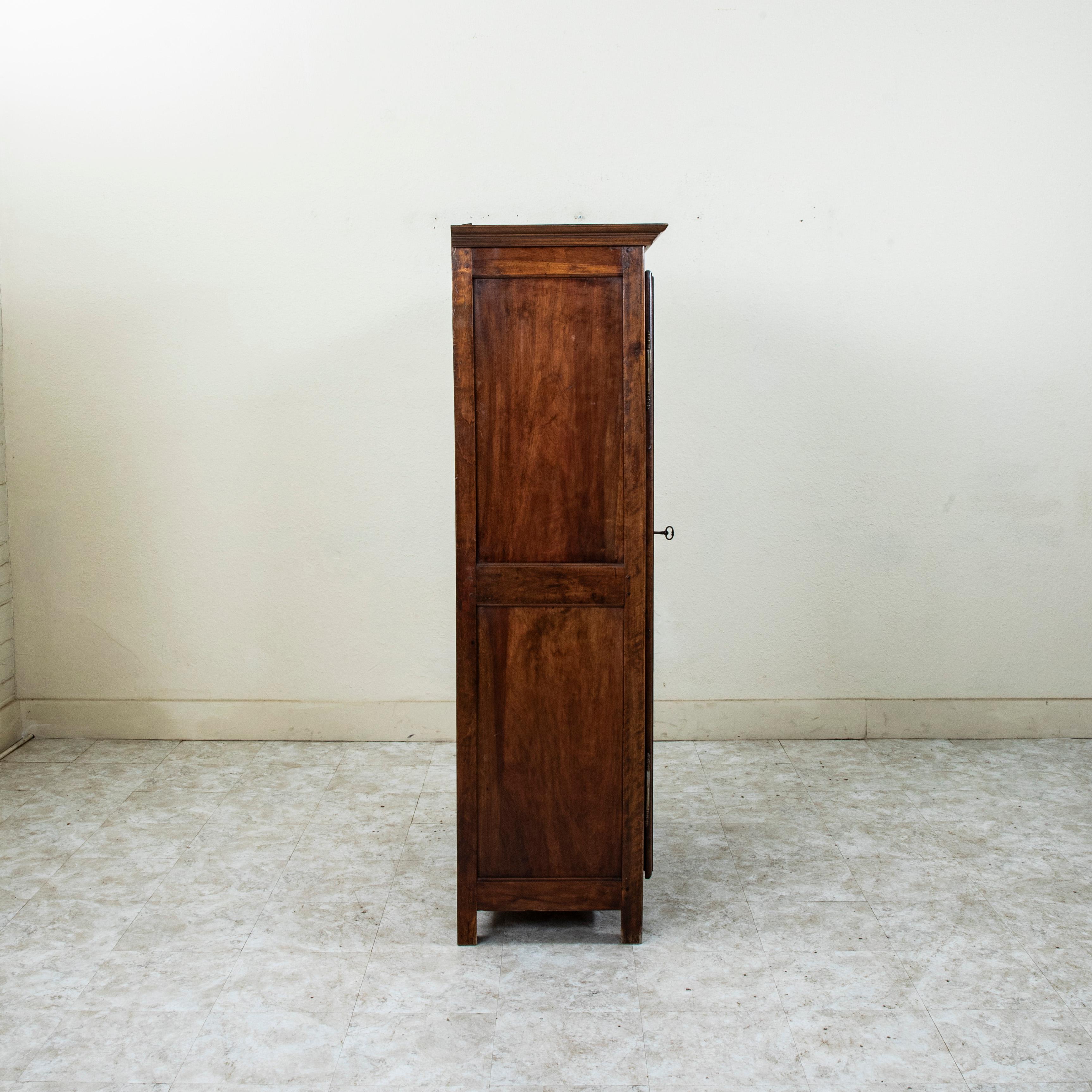 Fer Armoire en noyer de style Louis XIV du début du 19ème siècle en vente