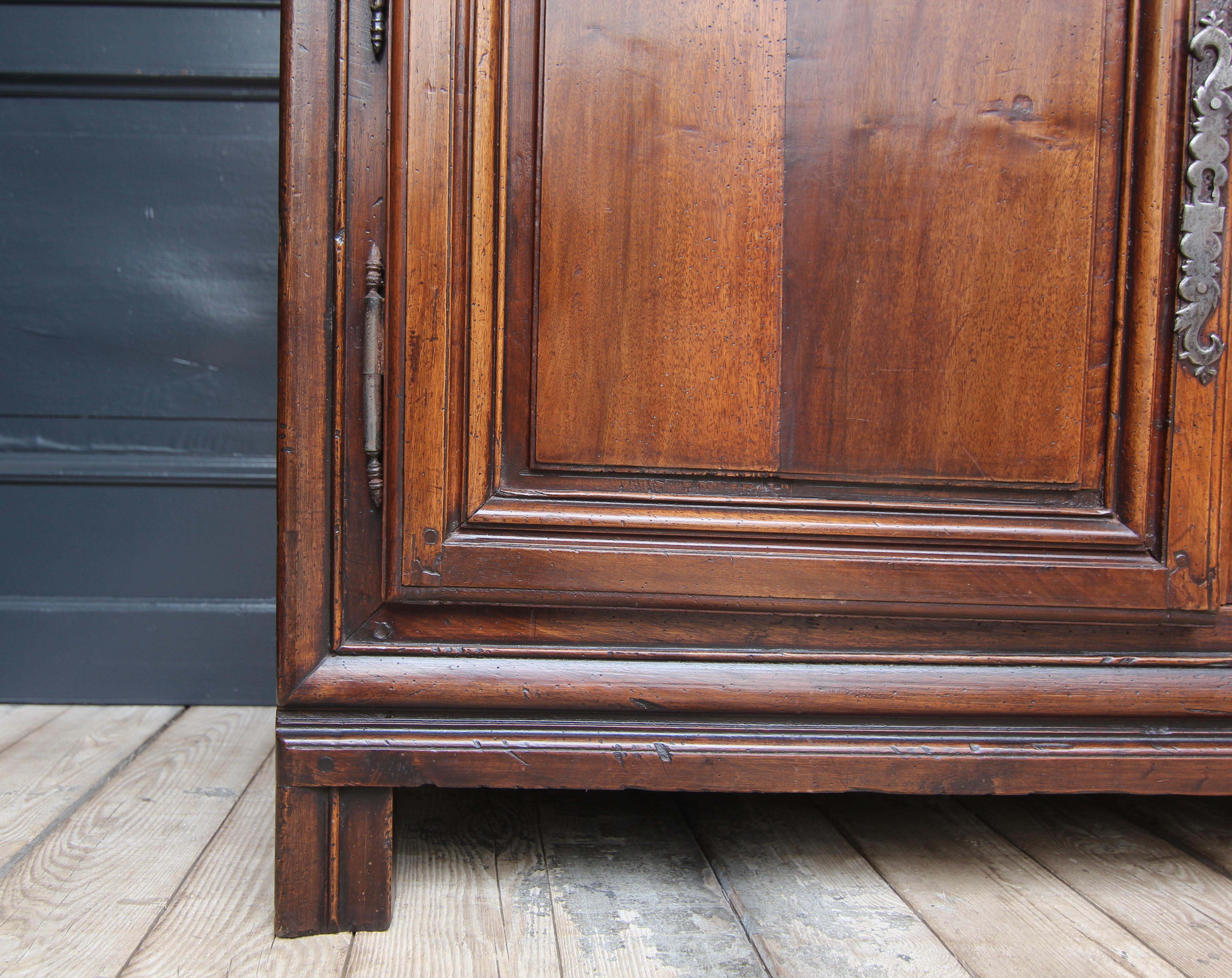Early 19th Century French Louis XIV Walnut Buffet à Deux Corps For Sale 8