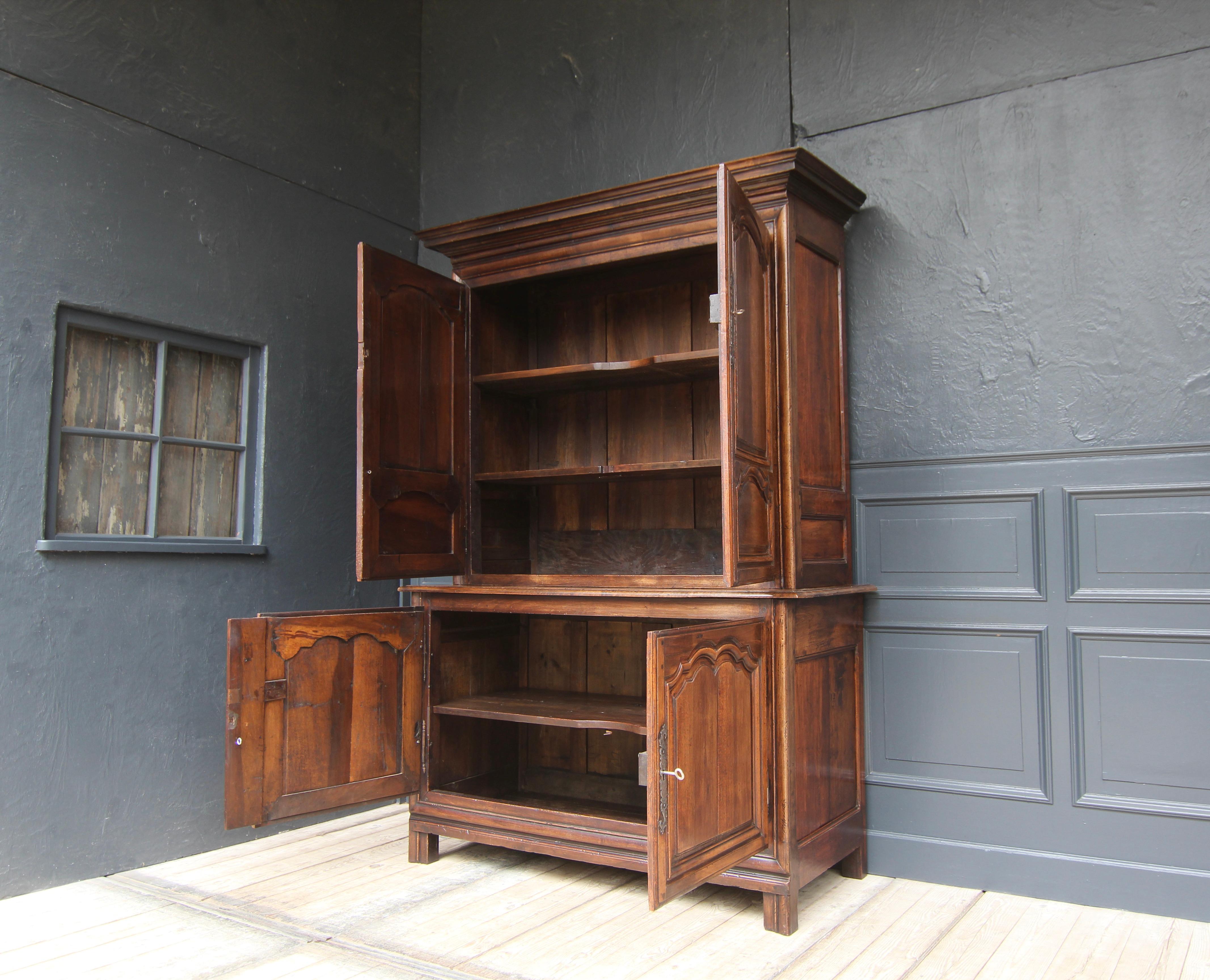 Early 19th Century French Louis XIV Walnut Buffet à Deux Corps For Sale 1